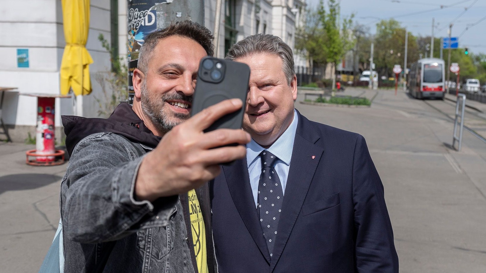 "Bitte ein Foto, Herr Bürgermeister!" Mehrere Passanten sprechen den Wiener SPÖ-Chef beim Öffi-Talk an, wollen Selfies oder kurz plaudern.