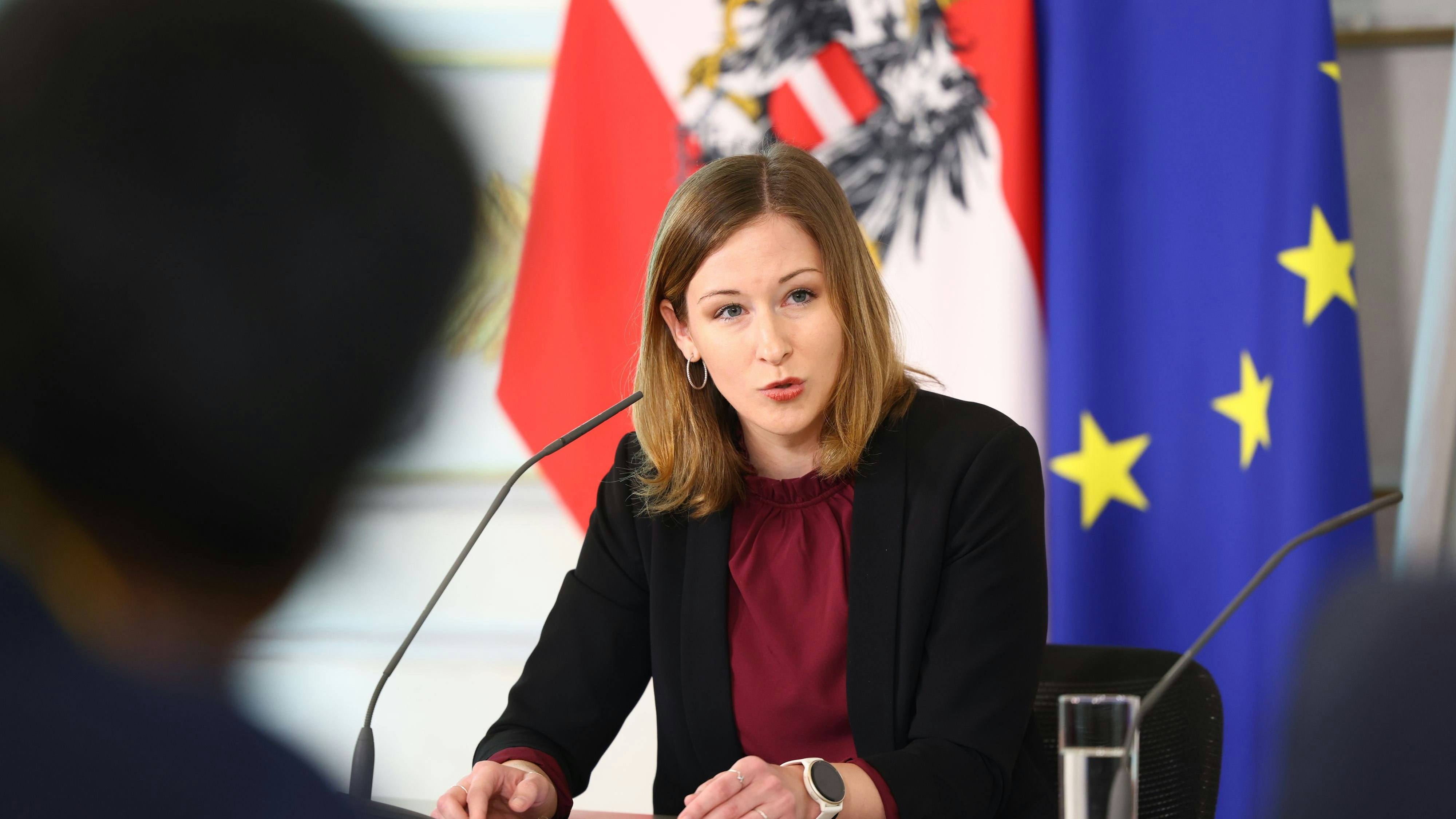 Im neuen verpflichtenden Integrationsprogramm wird von jedem Asylberechtigten und jedem subsidiär Schutzberechtigten eine Erklärung gegen Antisemitismus zu unterzeichnen und einzuhalten sein, so Integrationsministerin Plakolm.