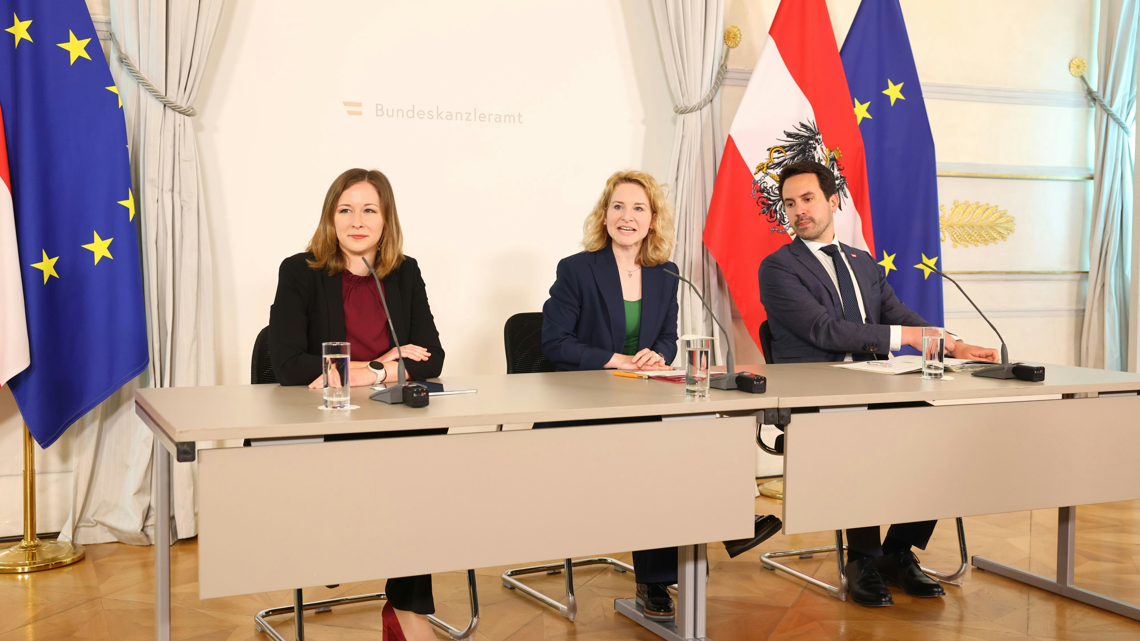 Claudia Plakolm, Eva-Maria Holzleitner und Christoph Wiederkehr beim Pressefoyer nach dem Ministerrat. 