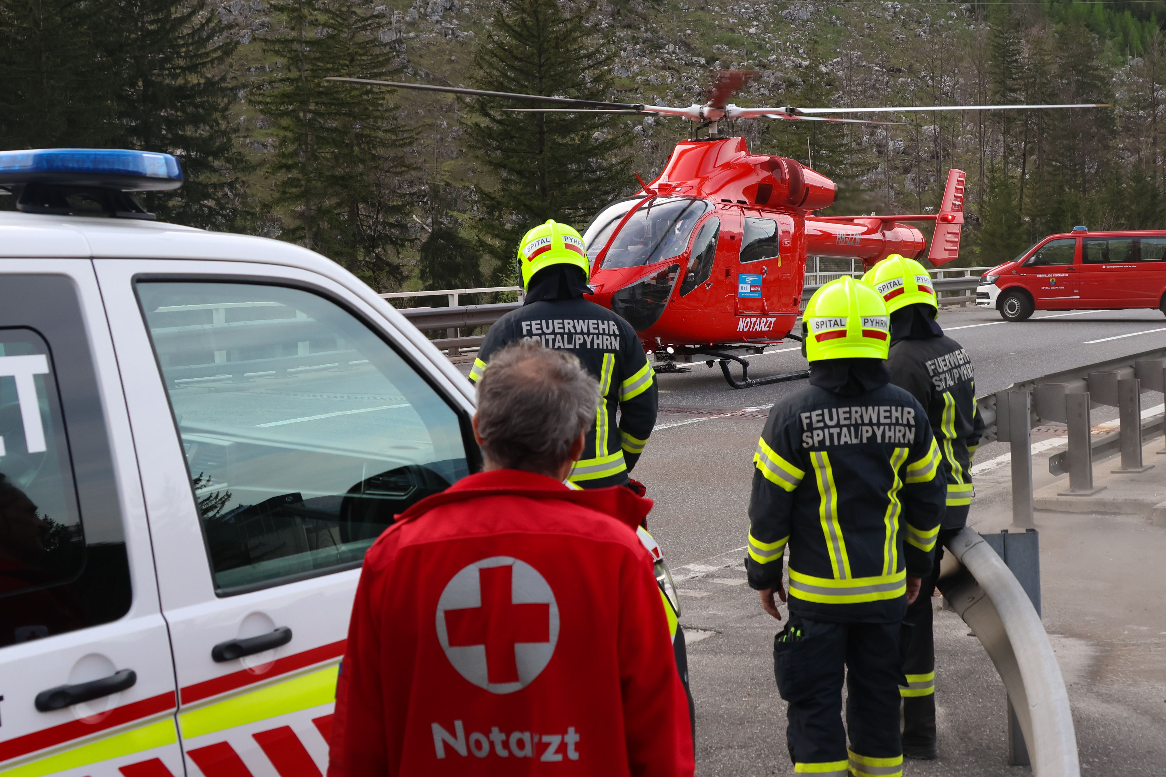 Zahlreiche Einsatzkräfte wurden nach dem folgenschweren Unfall angefordert.