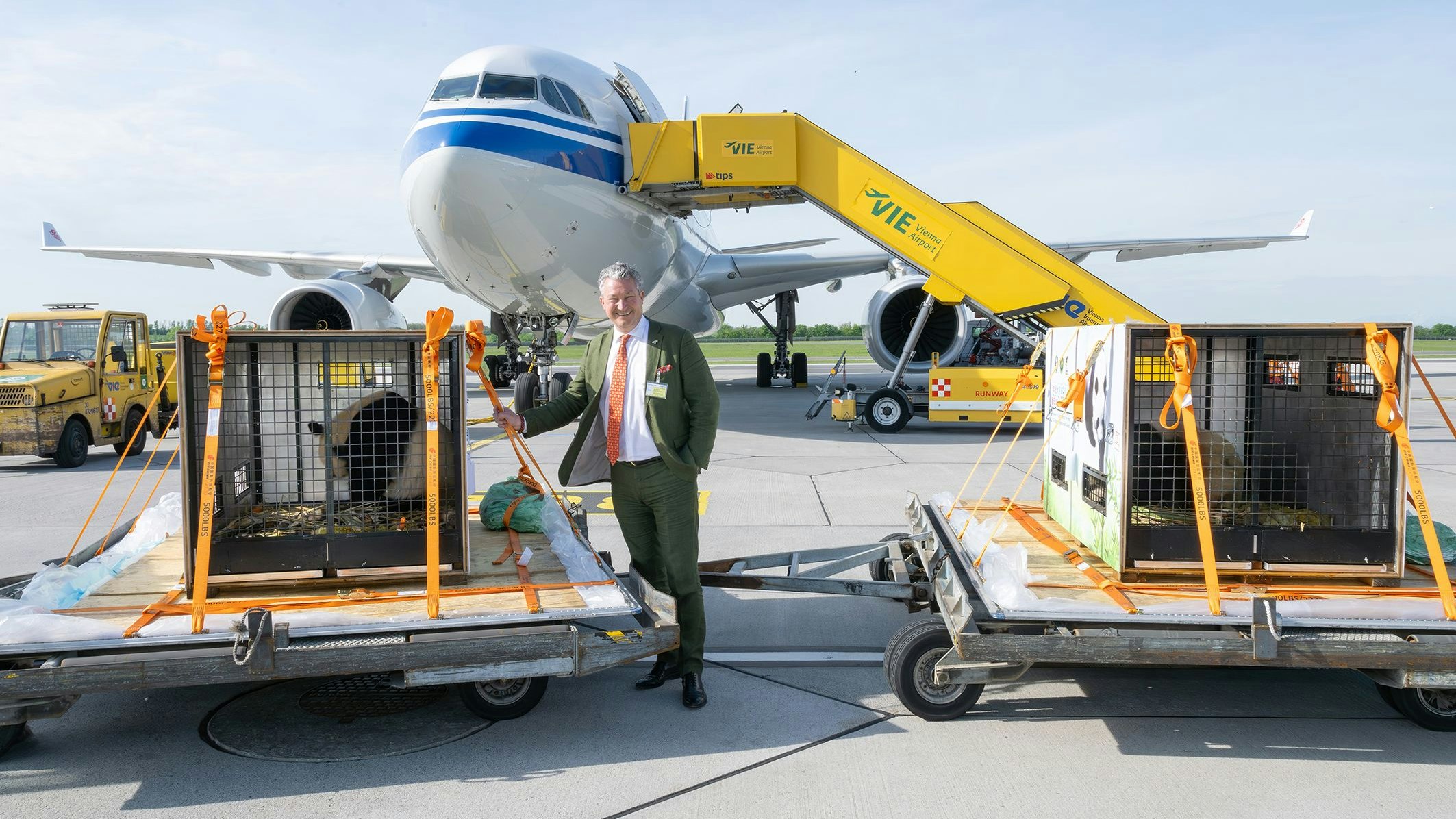 Zoodirektor Dr. Stephan Hering-Hagenbeck holte die chinesischen Gäste freilich selbst vom Flughafen ab.