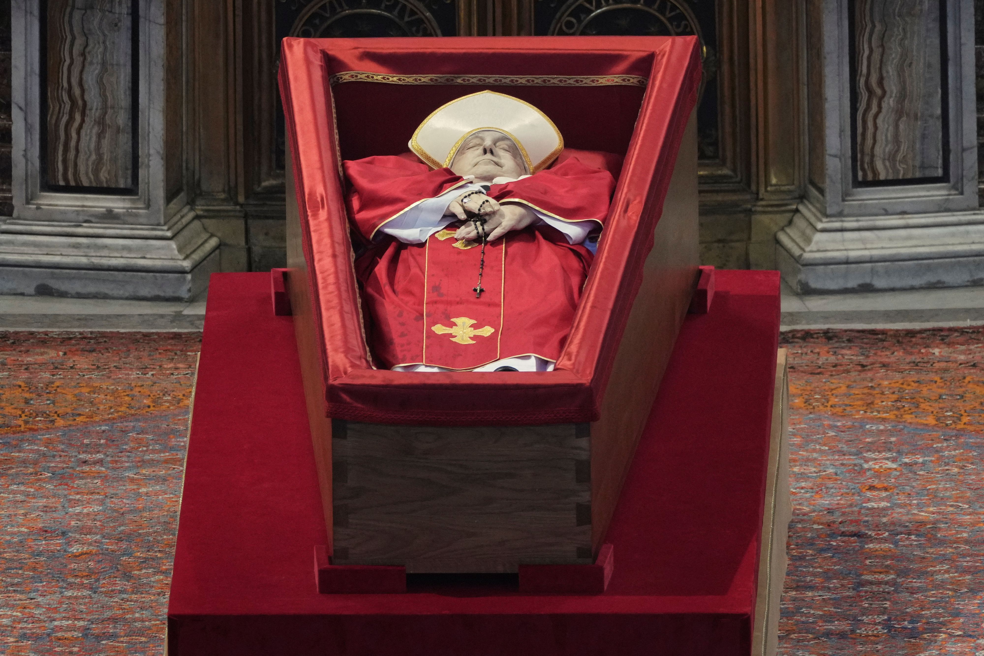 Heute.at - Prozession im Vatikan: Franziskus tritt letzte Reise an