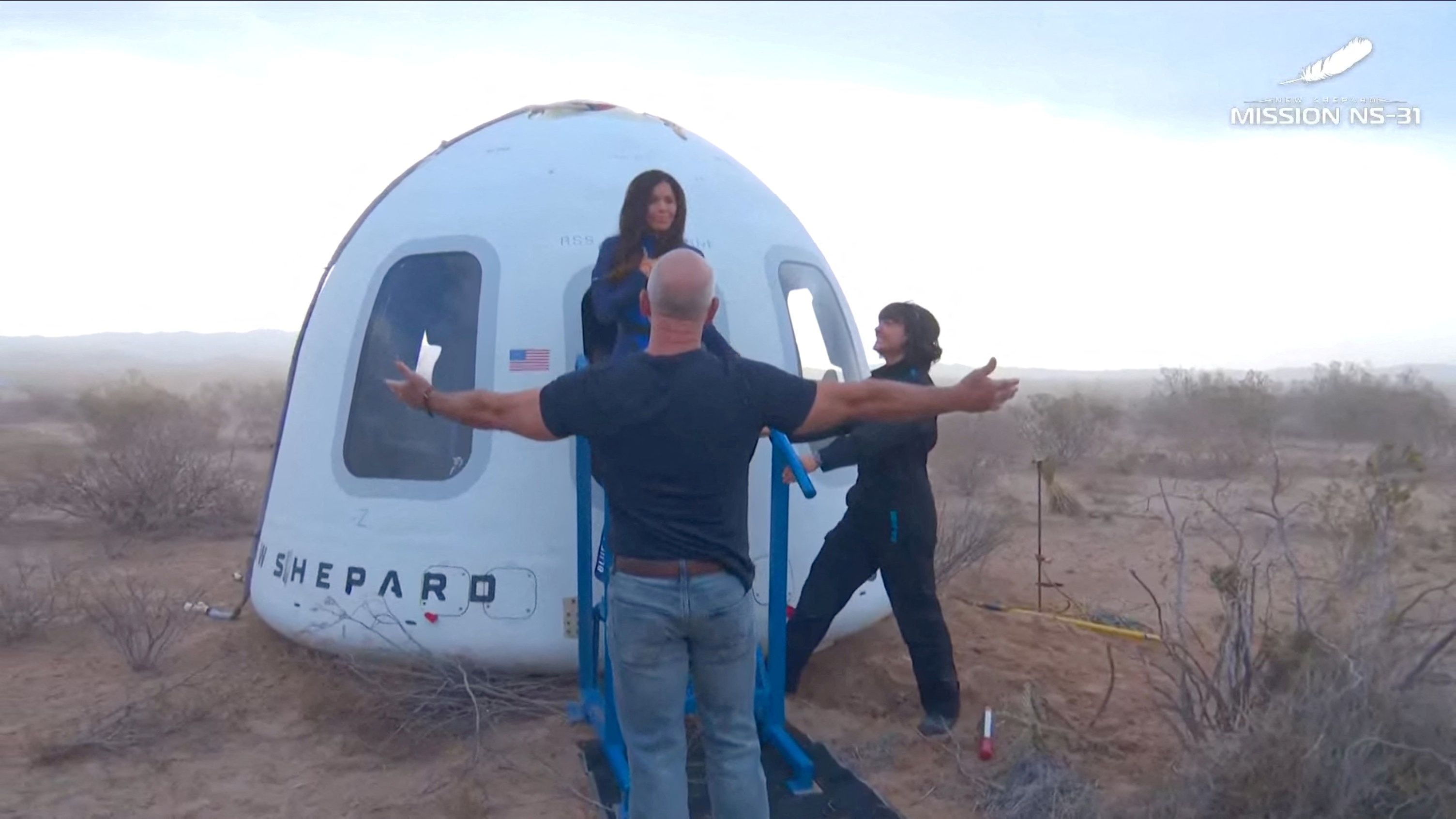 Die aktuelle Kapsel hat einen Schriftzug in schwarzer Farbe. Auch die Anzüge sind nicht die gleichen.