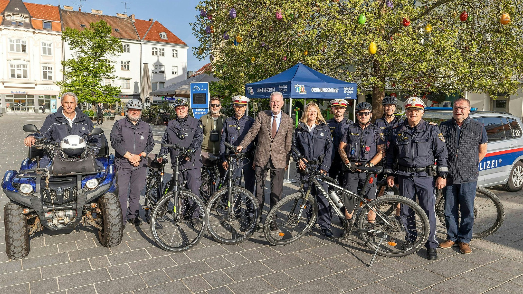 Bürgermeister Klaus Schneeberger mit dem Ordnungsdienst der Stadt Wiener Neustadt und dem Stadtpolizeikommando