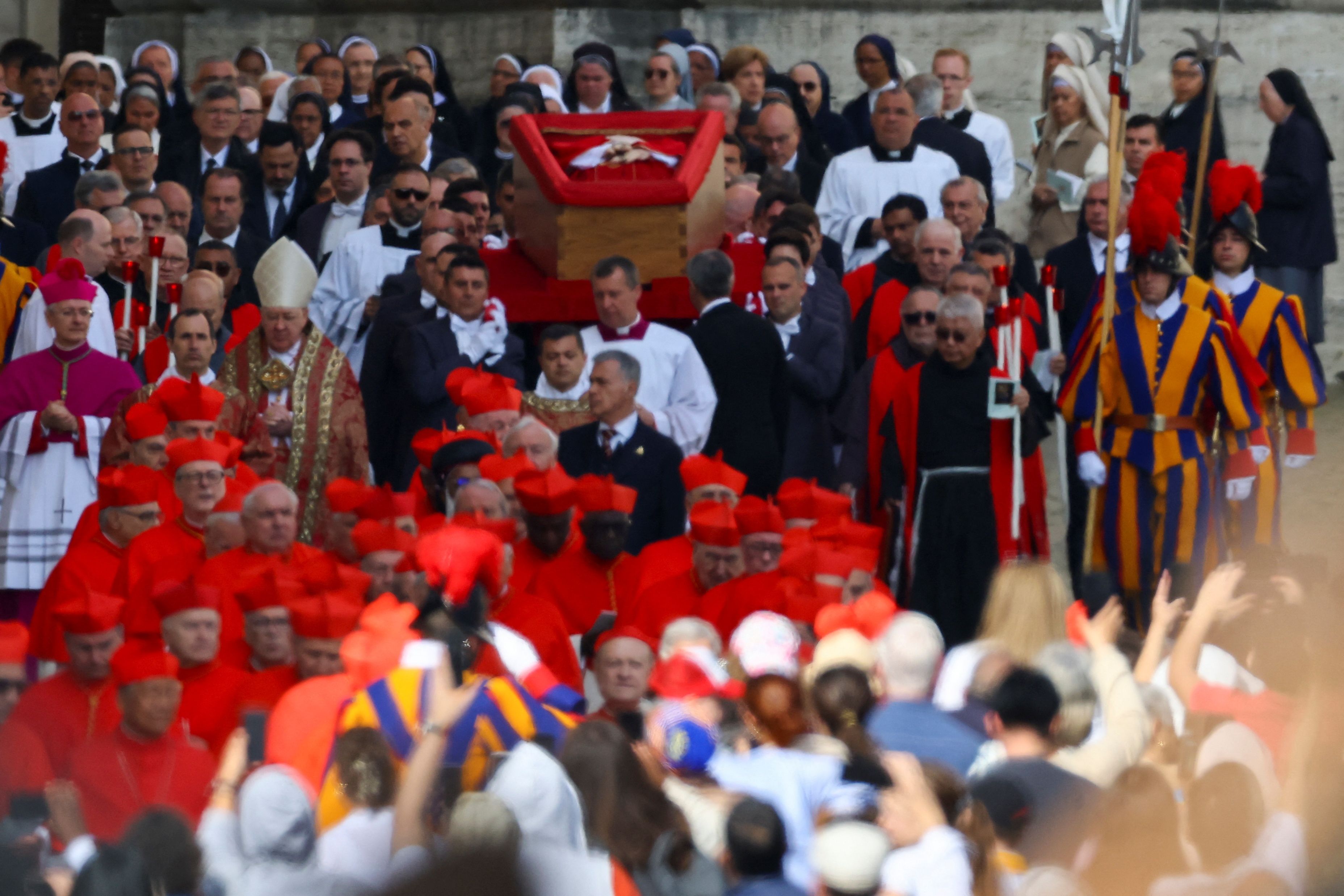 Die Prozession trägt den offenen Sarg von Papst Franziskus in den Petersdom.