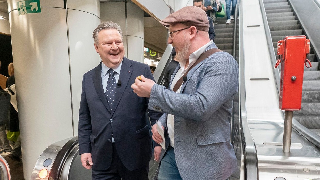 Glück gehabt! Chronik-Chef Claus Kramsl darf sein Taschenmesser behalten: "Solche Messer wären in Waffenverbotszonen weiterhin erlaubt", klärt Stadtchef Ludwig auf.