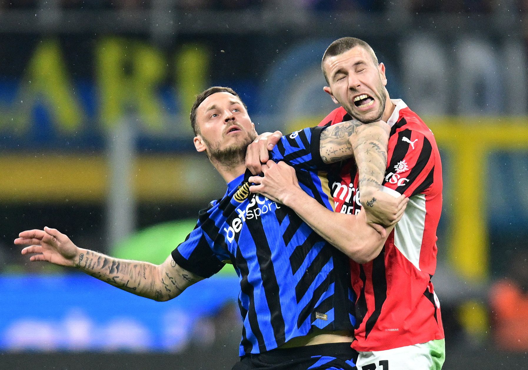 Marko Arnautovic im Zweikampf mit Ex-Salzburger Strahinja Pavlovic.