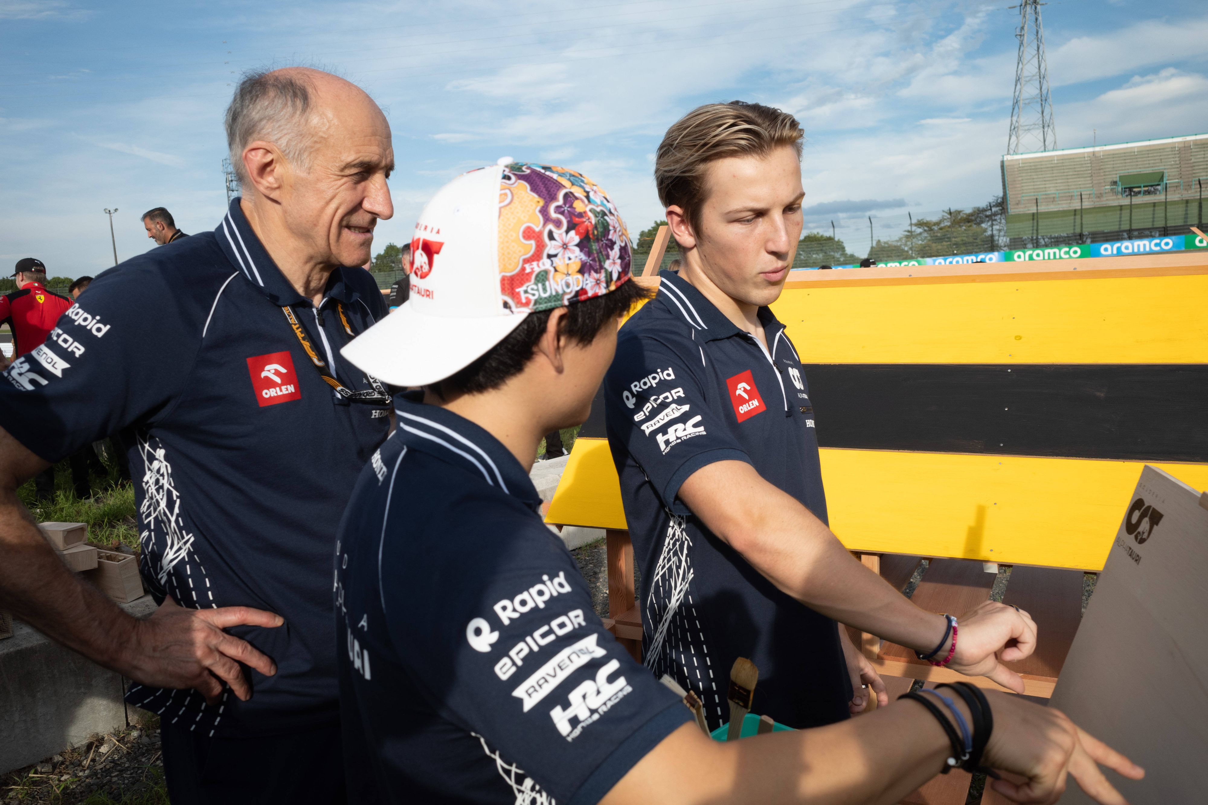 Franz Tost (l.) sieht Liam Lawson kritisch.