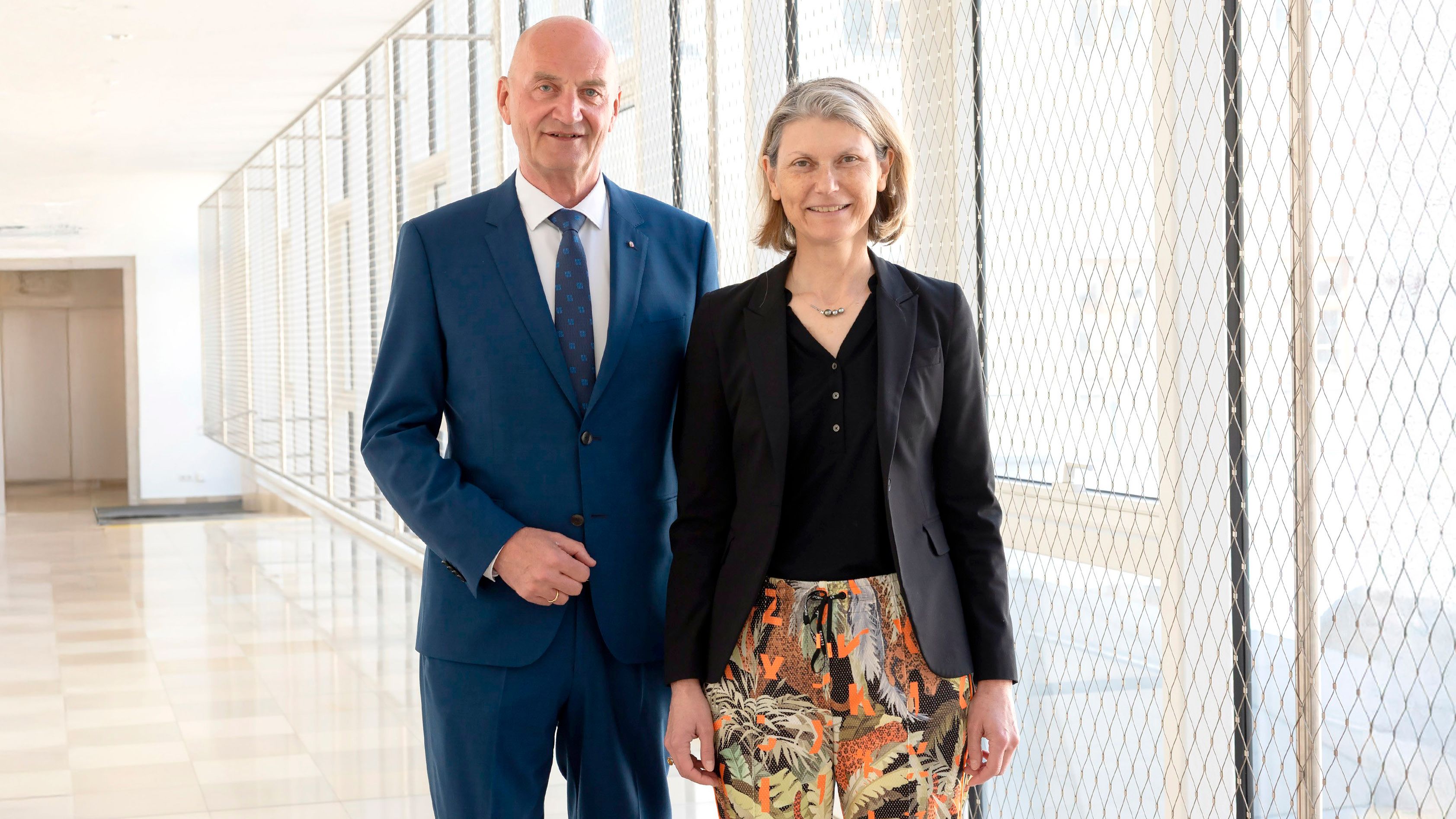 Sozial-Landesrat Dörfel mit Cornelia Altreiter-Windsteiger, Leiterin Abteilung Soziales beim Land