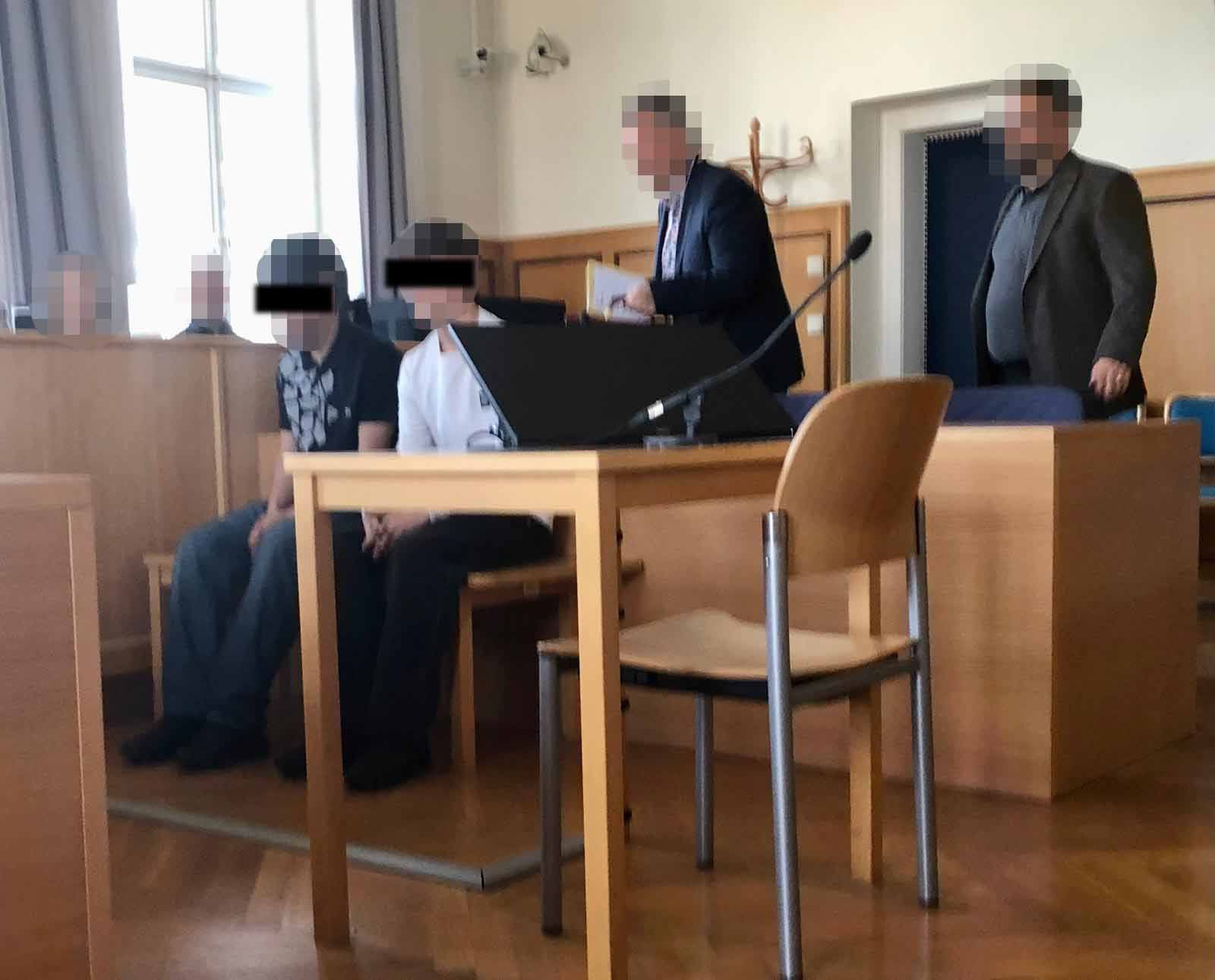 Die beiden Angeklagten vor Gericht in Wr. Neustadt