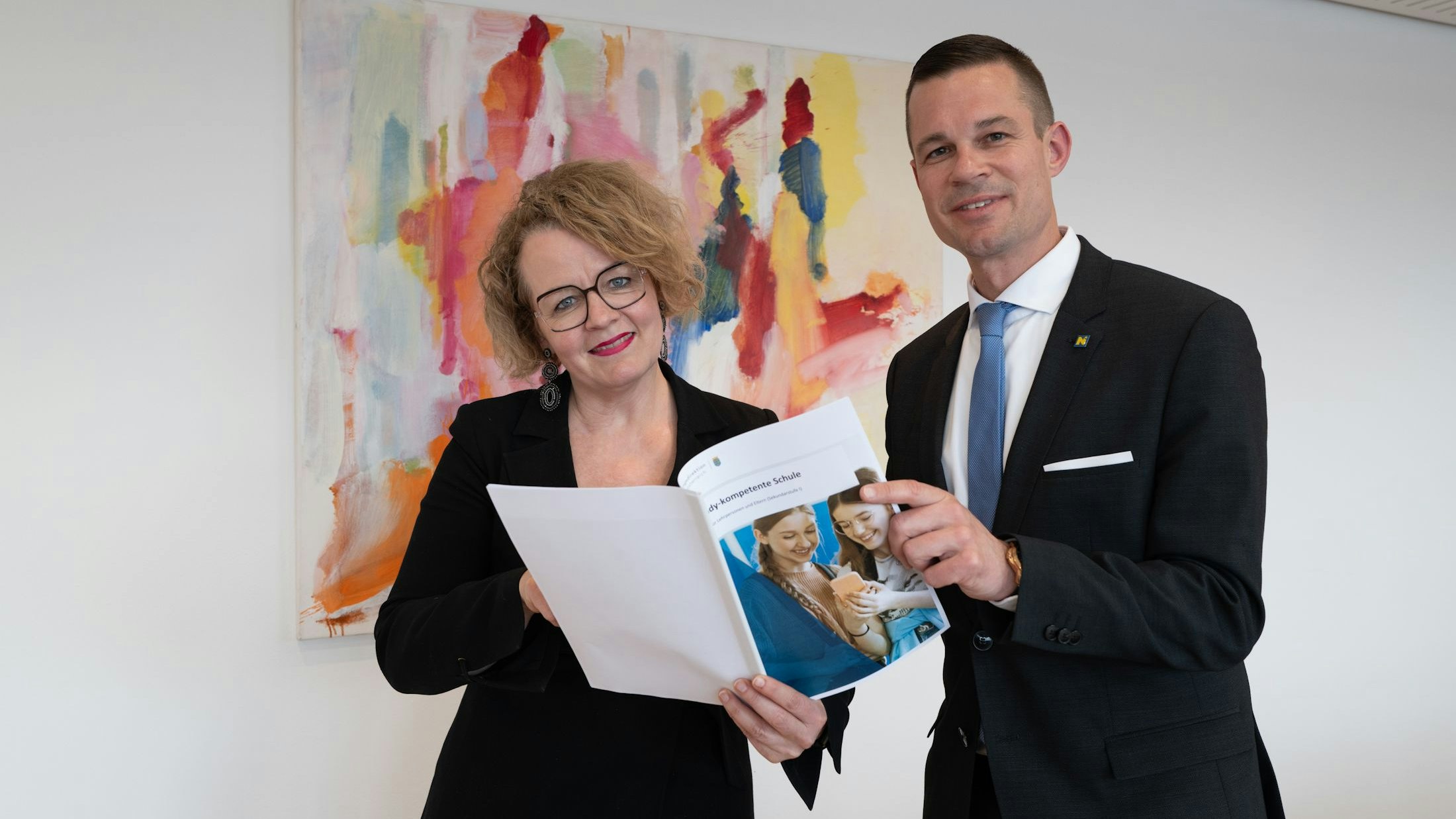 Bildungslandesrätin Christiane Teschl-Hofmeister und Bildungsdirektor Karl Fritthum mit dem neuen Handout