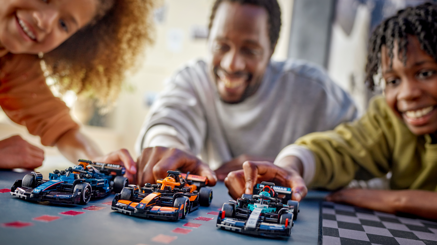 Mit dem LEGO Technic Mercedes-AMG F1 W15 Rennauto können Väter und Kinder Seite an Seite bauen.