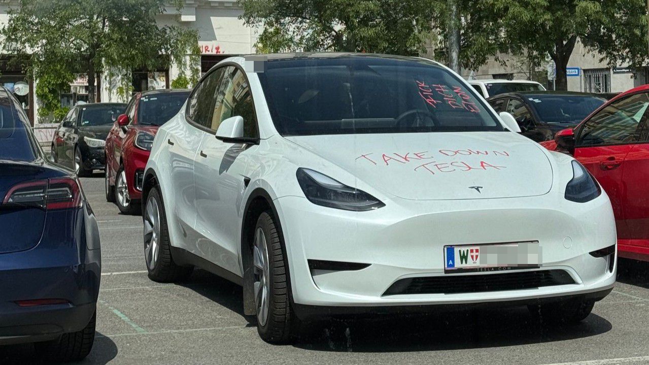 Vermehrt rücken Tesla-Fahrzeuge in den Fokus von Unbekannten.