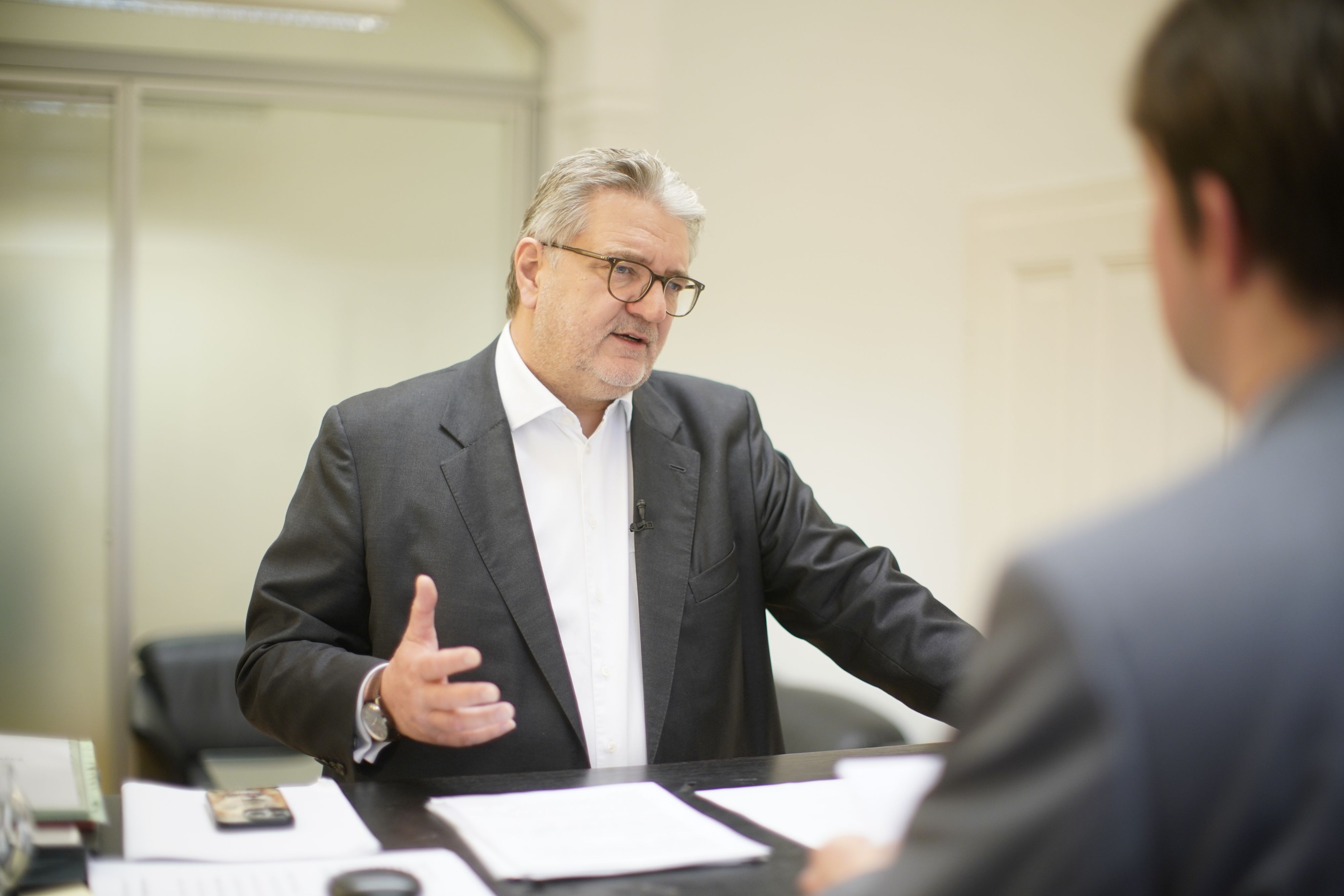 Gesundheitsstadtrat Peter Hacker kündigt Einsparungen an.