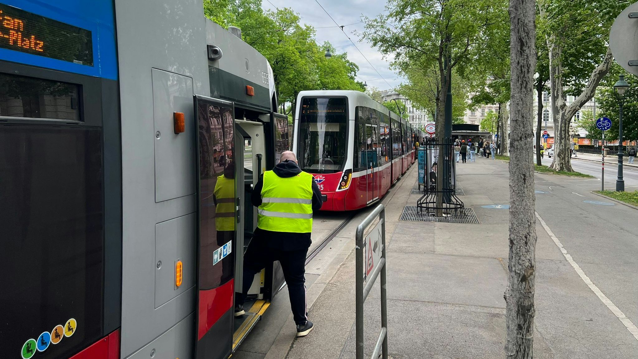 Öffi-Chaos am Wiener Ring! Frau stürzt, muss ins Spital