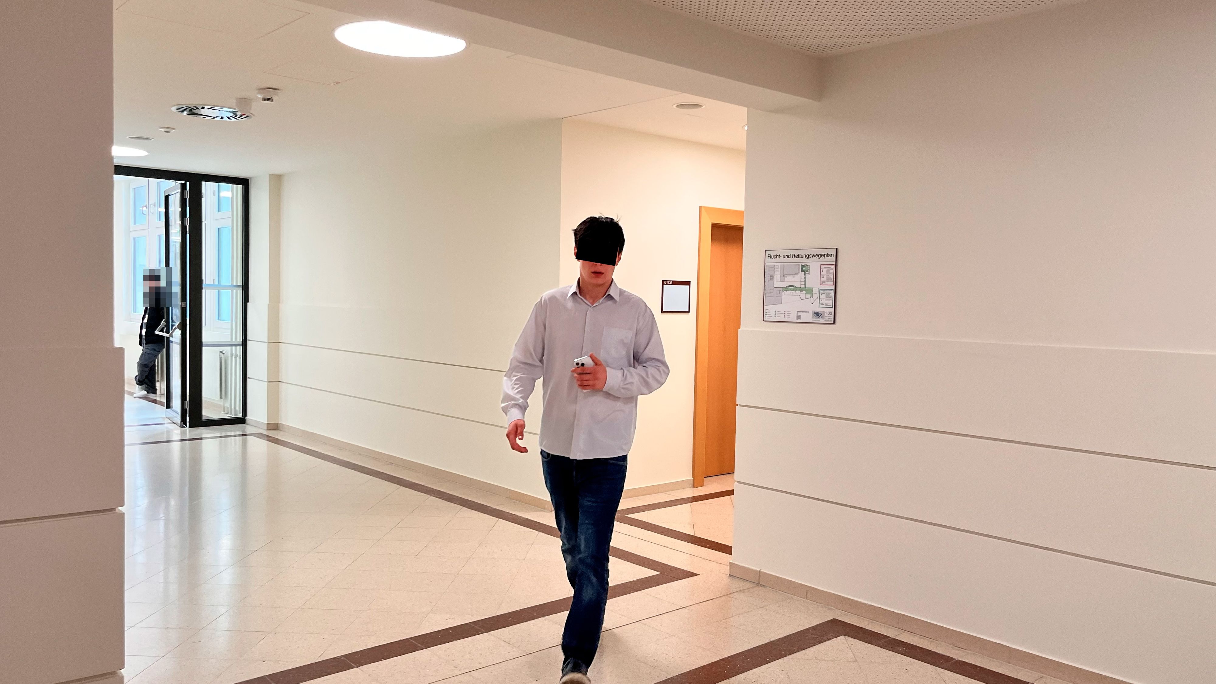 Der Verdächtige hechelte zu spät zu seiner Verhandlung, wirkte zugedröhnt und verschlafen.