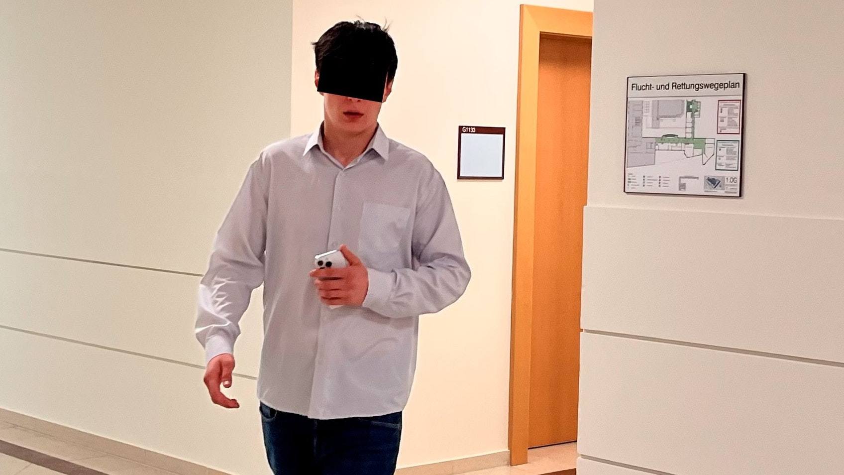 Der Verdächtige kam zu spät zur Verhandlung, wirkte verschlafen