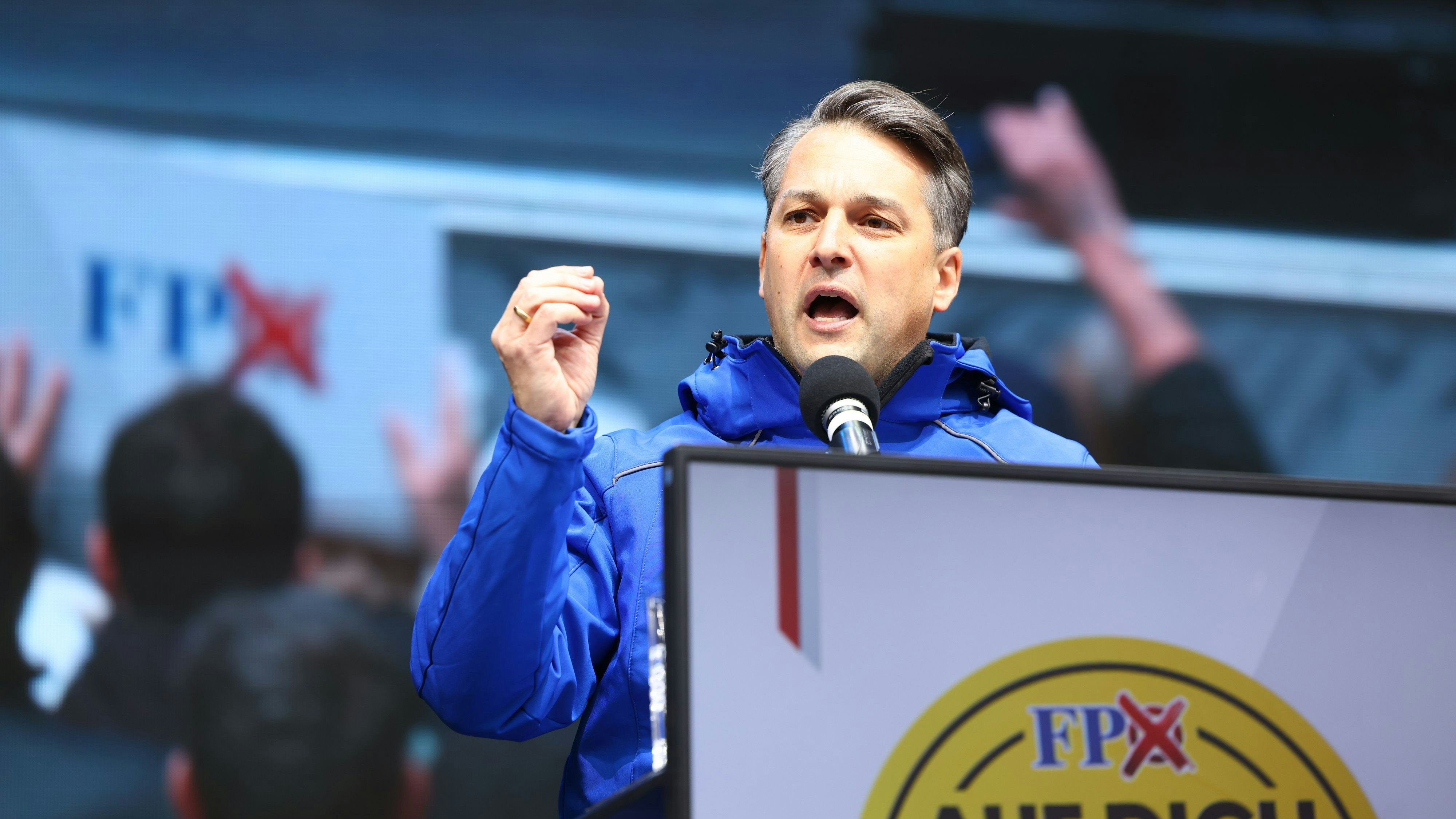 Heute.at - Nepp attackiert Ludwig – Wirft Geld zum Fenster raus