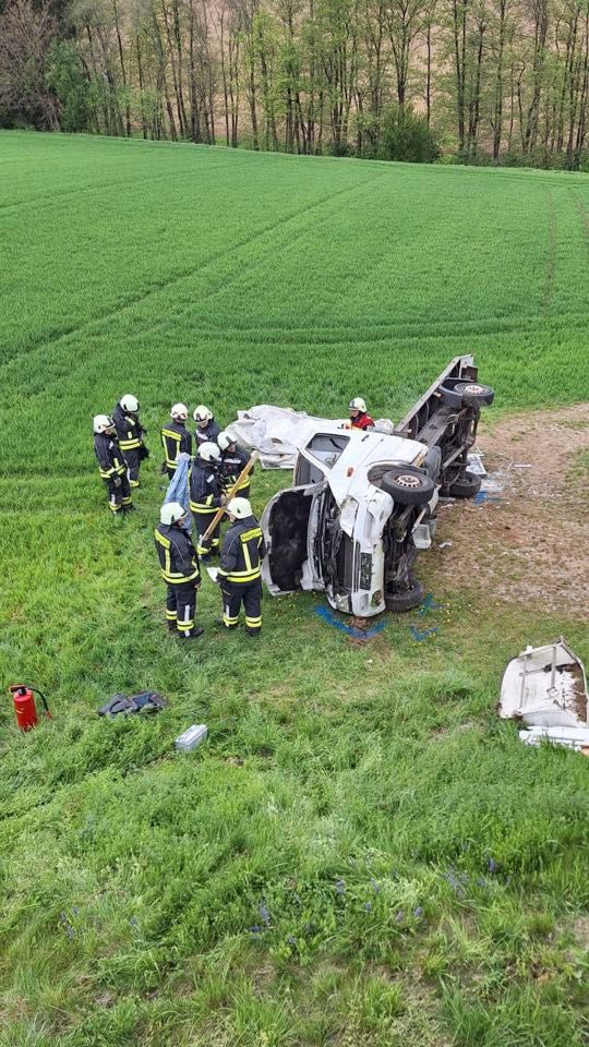 Klein-Lkw überschlug sich bei Unfall – zwei Verletzte﻿