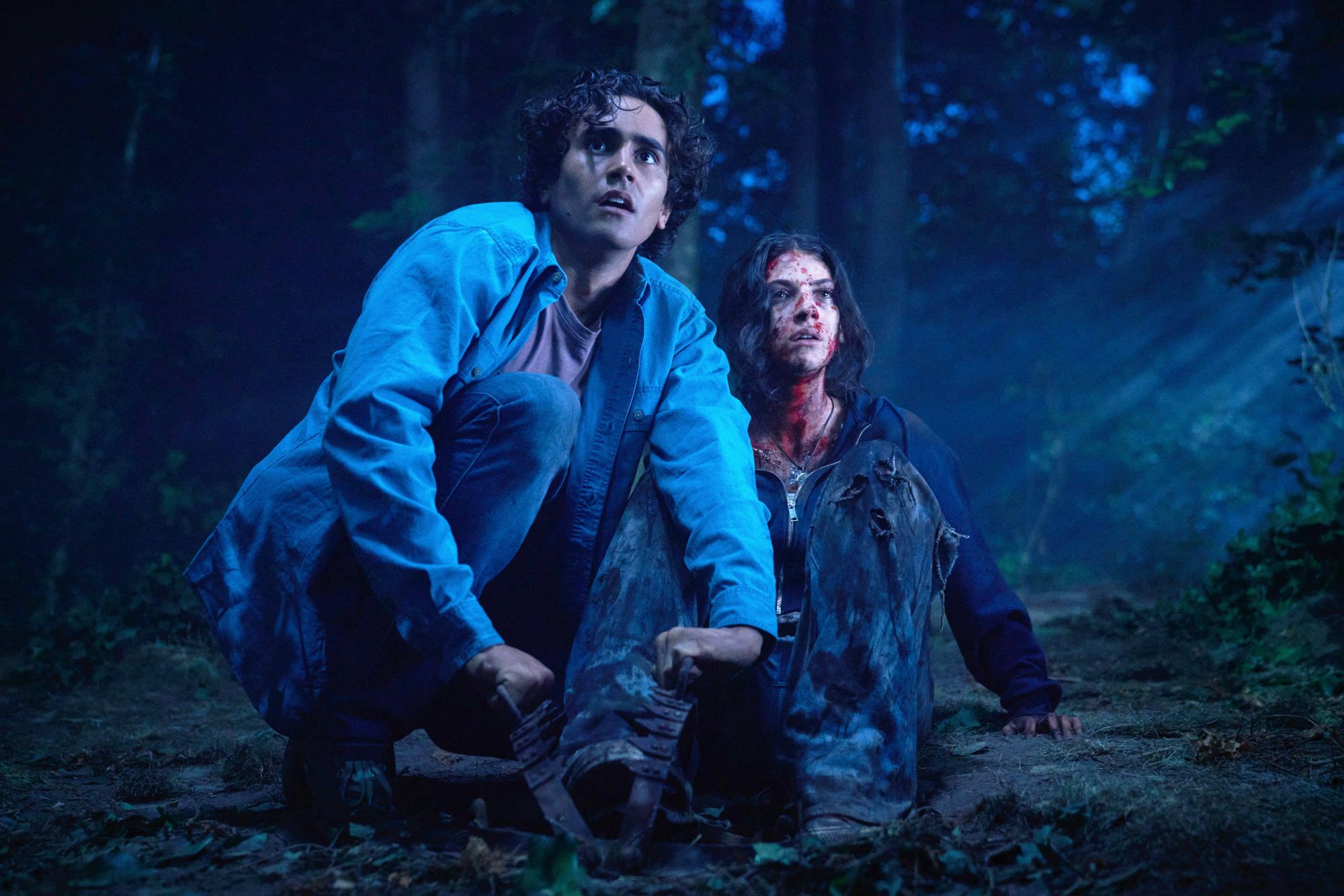 (v.l)&nbsp; Max (Michael Cimino) und Clover (Ella Rubin) kämpfen ums Überleben.