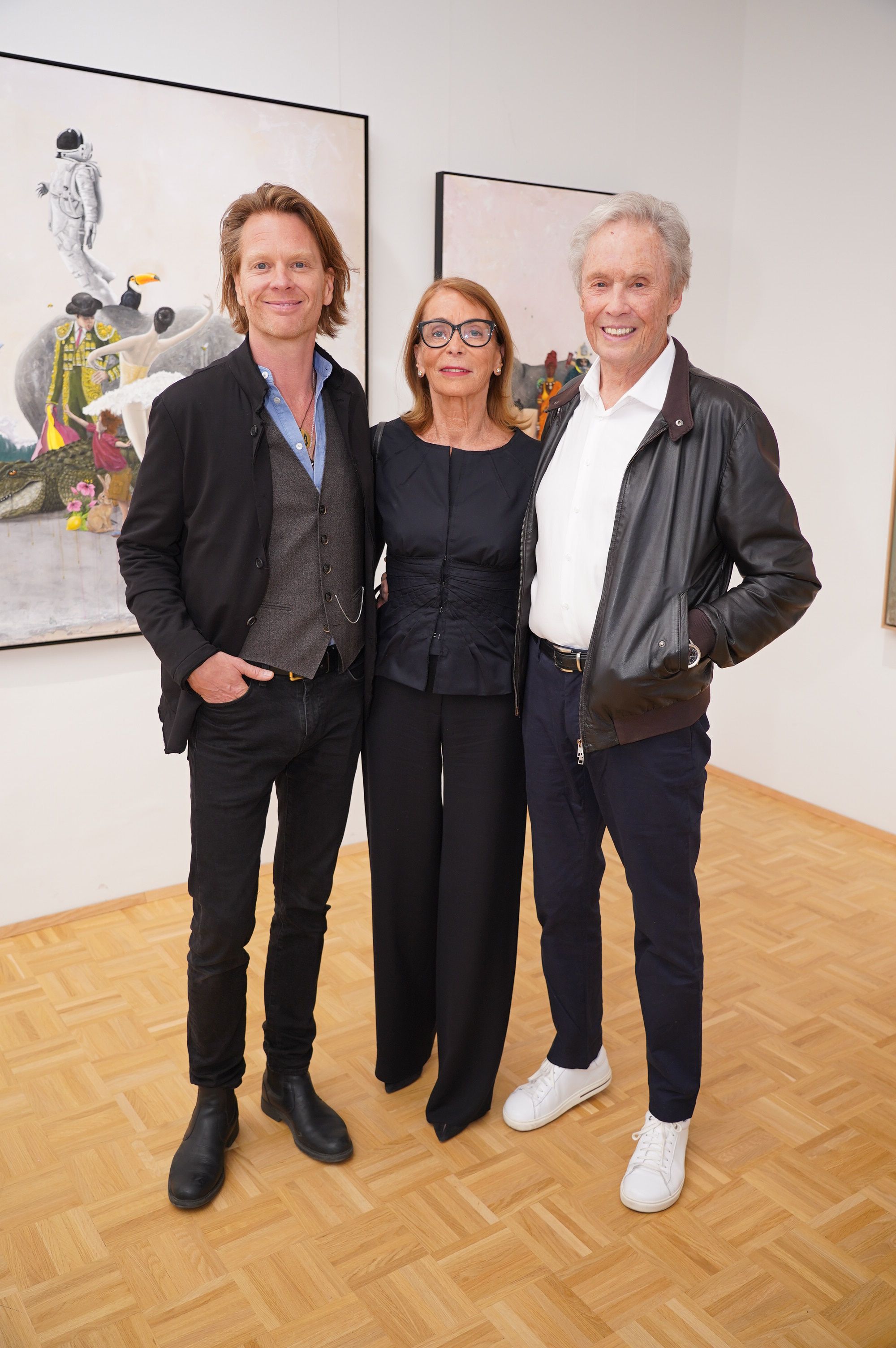 Mike Kraus mit Papa Peter und Mama Ingrid bei Mikes Vernissage. 