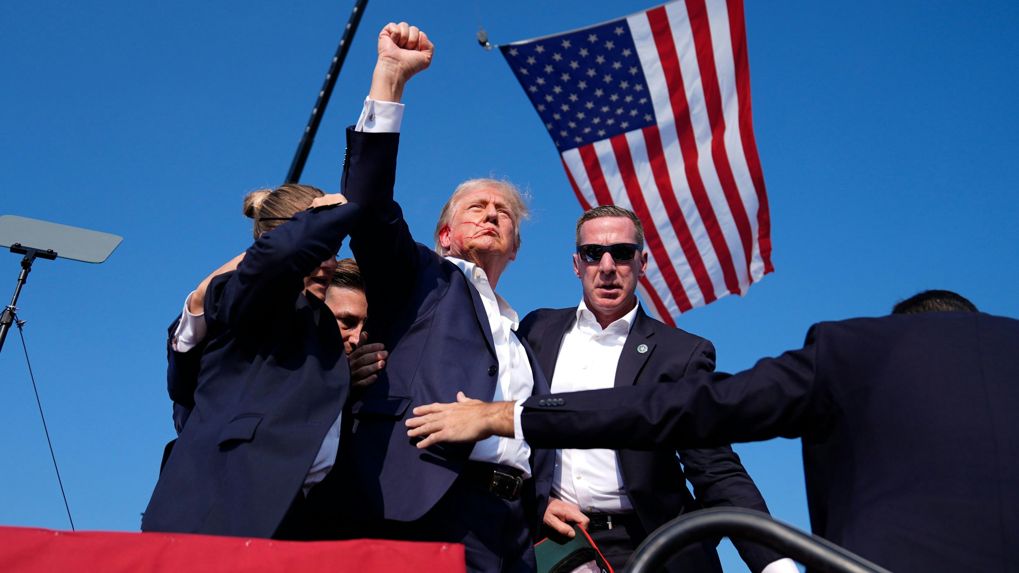 Donald Trump umgeben von Secret-Service-Agenten unmittelbar nach dem Attentat in Butler, Pennsylvania, am 13. Juli 2024