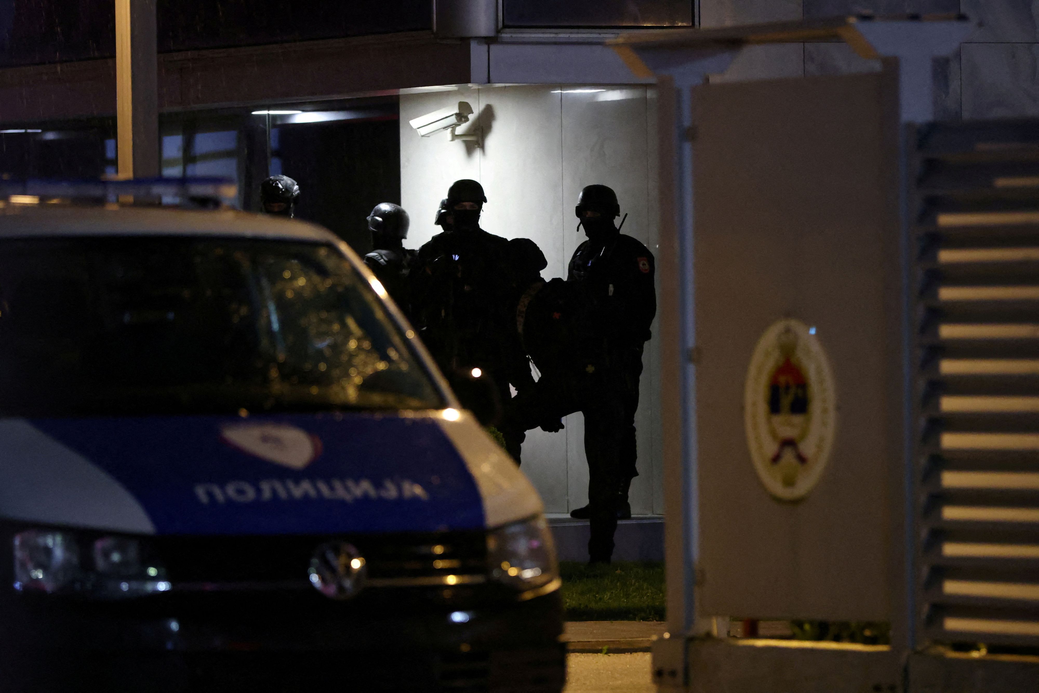 Bosnisch-serbische Polizeikräfte sicherten ein Gebäude, in dem sich der Präsident der Republika Srpska, Milorad Dodik, mit lokalen Bürgermeistern in Sarajevo traf.