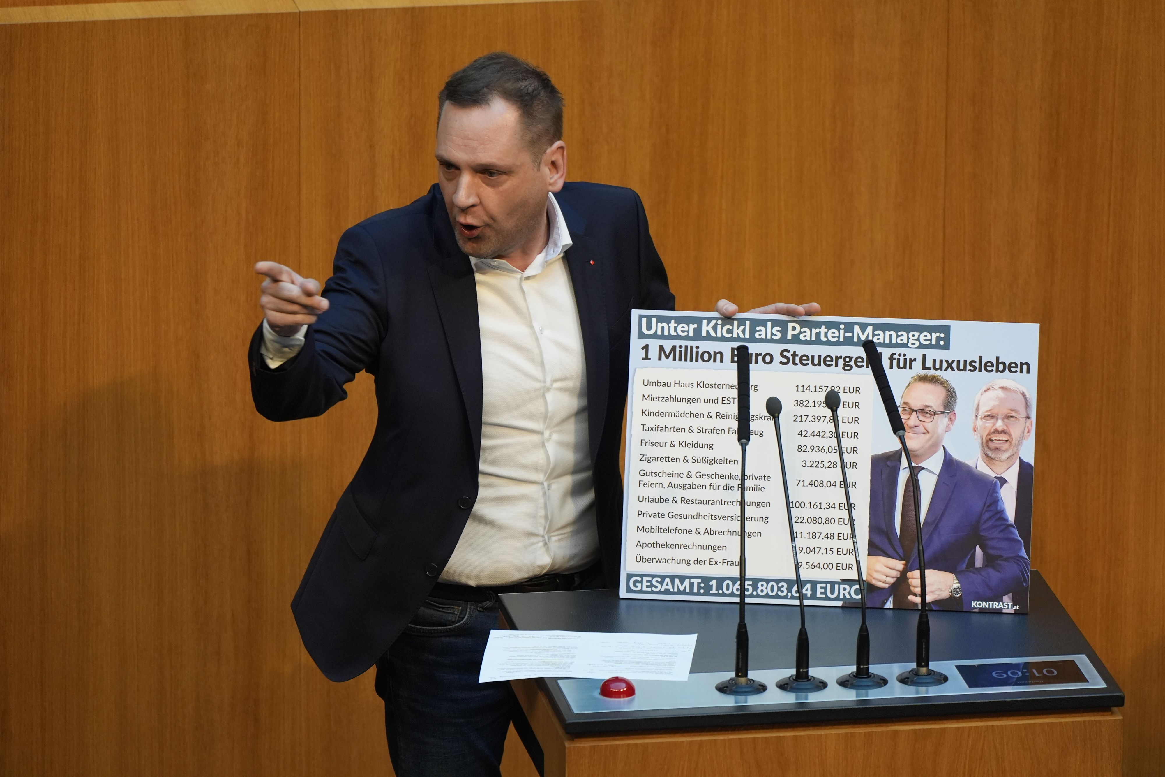 SPÖ-Klubobmann Philip Kucher zückte während seiner Rede sogar ein Schild, auf dem die Spesenaffäre des ehemaligen FPÖ-Chefs HC Strache thematisiert wird.