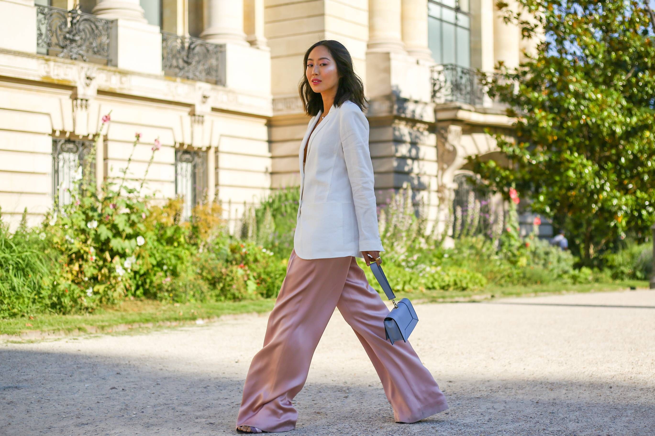 Bei Fashion Weeks gehören sie schon seit langem zum Look: Überlange Hosen mit Blazer. Wie man die langen Hosen auch hygienisch trägt? Die 