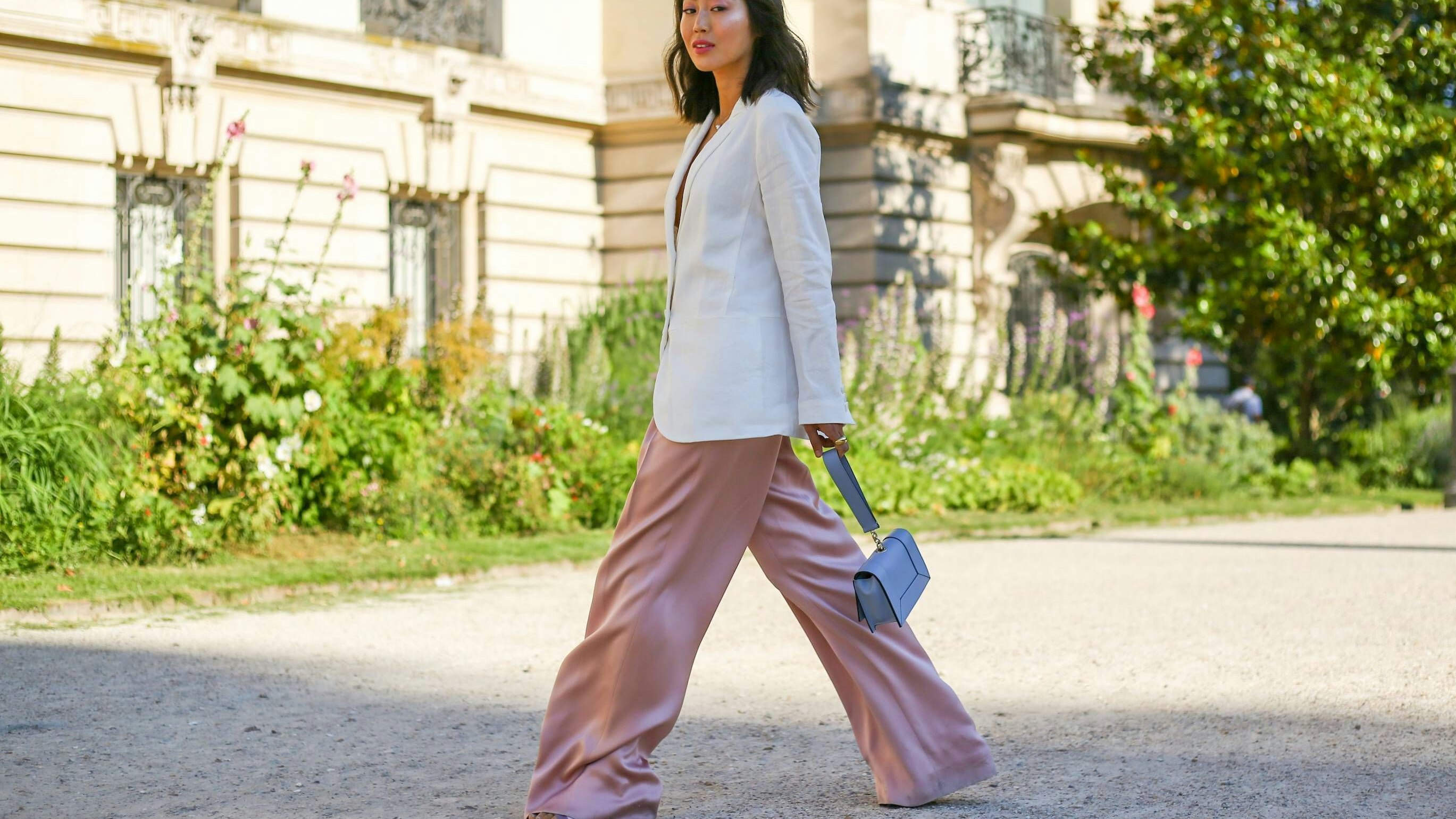 Bei Fashion Weeks gehören sie schon seit langem zum Look: Überlange Hosen mit Blazer. Wie man die langen Hosen auch hygienisch trägt? Die "New York Times" hat jetzt sogar eine Kolumne darüber veröffentlicht.  