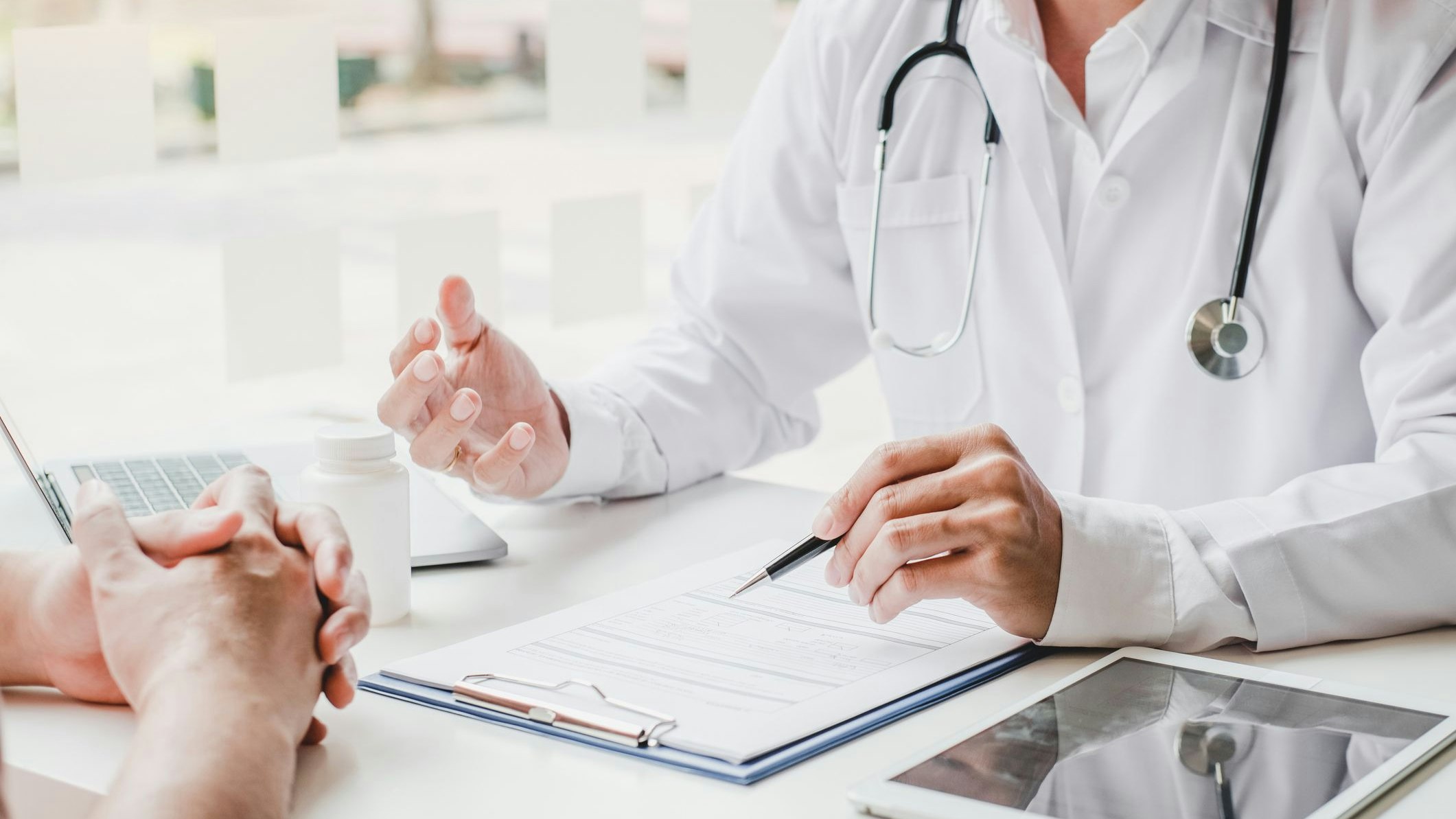 Patienten, die zuerst zum Hausarzt gehen und sich dort bei Bedarf eine Überweisung zum Facharzt holen, sollen "belohnt" werden.