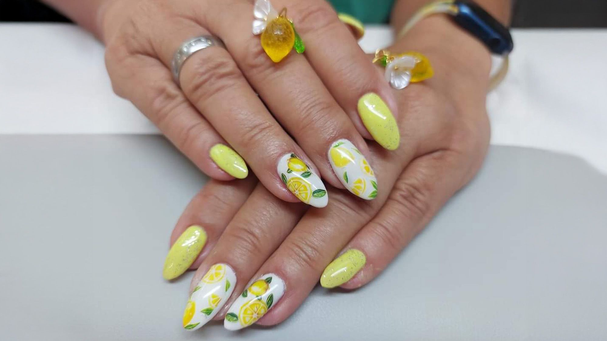 Das Nail & Footcare Studio von Moni Nageldesign in Mödling bietet eine breite Palette an Behandlungen – von der podologischen Fußpflege und japanischer Maniküre bis hin zu individuellen Nageldesigns mit Acryl und Gel, stets geprägt von Vielfalt und hoher Qualität.