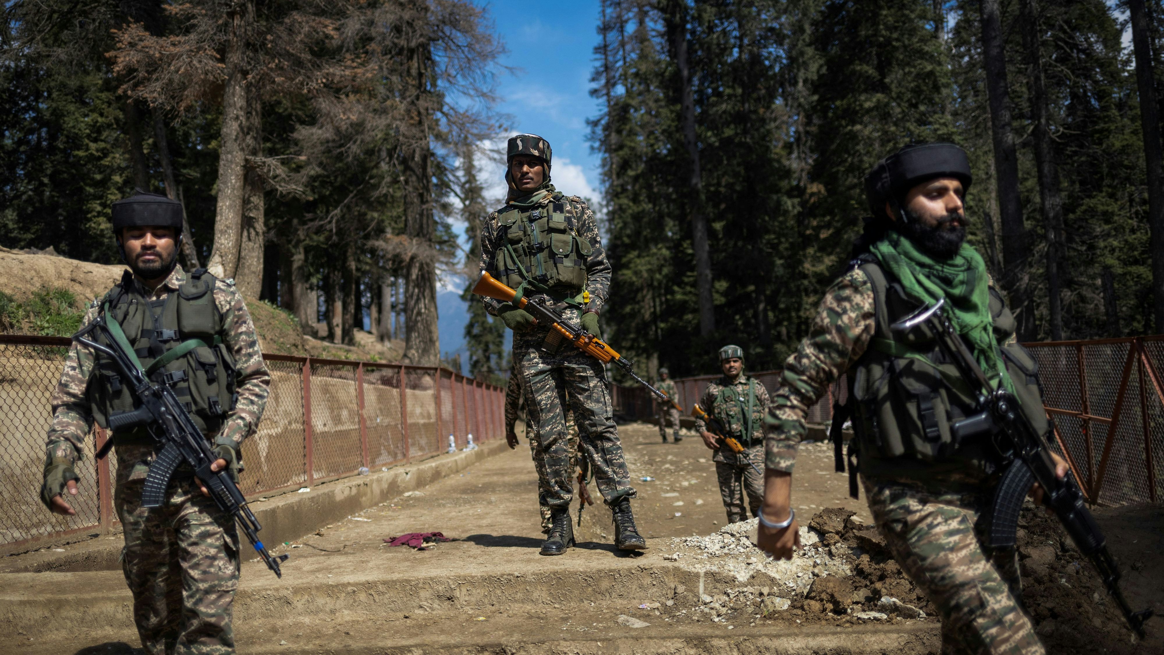 Der Angriff gilt als der schwerste auf Zivilisten in der Region seit Jahren und richtet sich gegen Indiens Kontrolle über Kashmir.