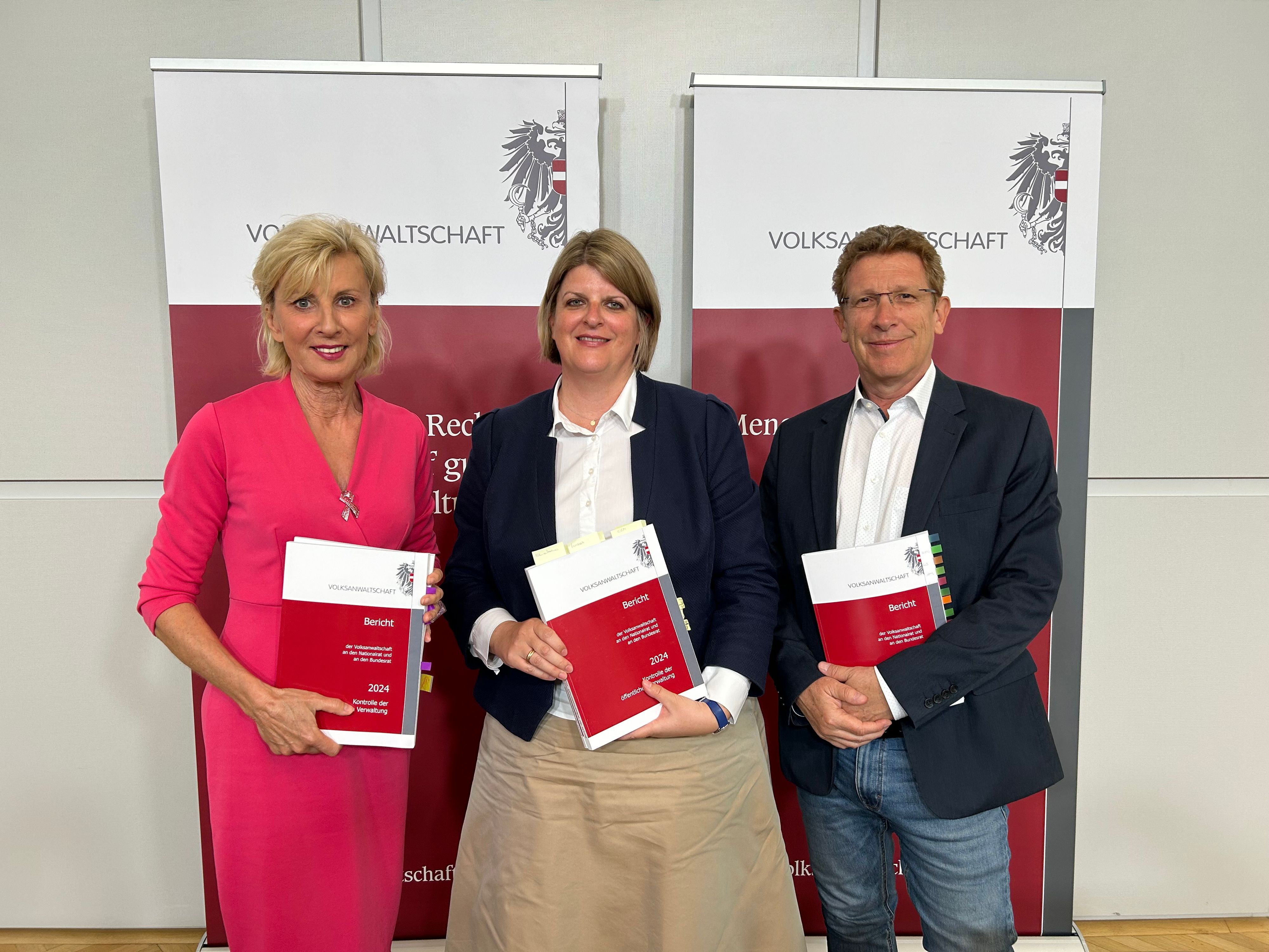 Volksanwältin Gaby Schwarz,&nbsp;Elisabeth Schwetz und Bernhard Achitz