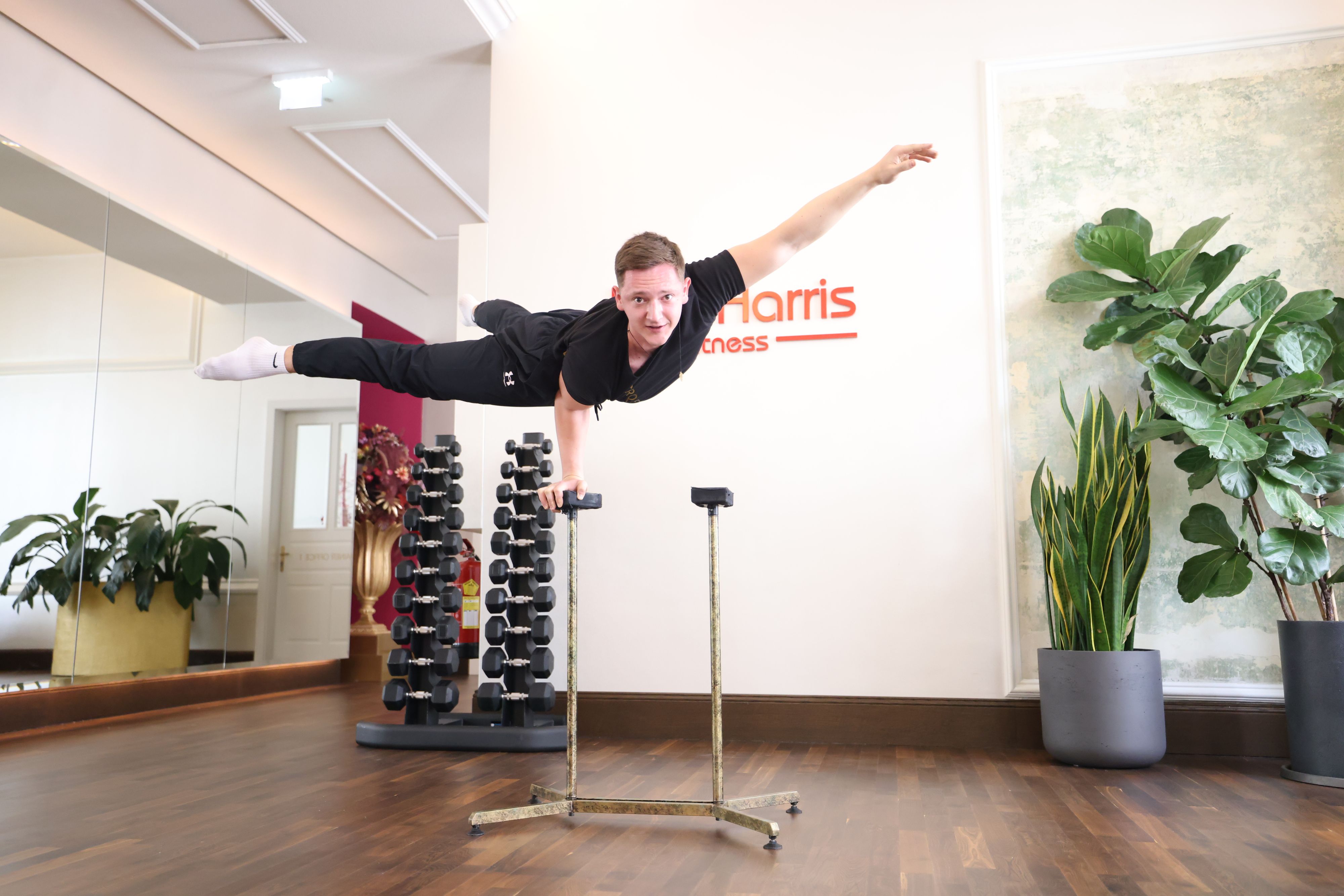 Arsenii Khrapeichuk performt für den Cirque du Soleil, zwischendurch feilt er bei John Harris Fitness an seiner Routine.