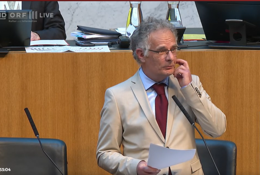 Finanzminister Markus Marterbauer (SPÖ) musste sich am Donnerstag einer dringlichen Anfrage der Grünen stellen.