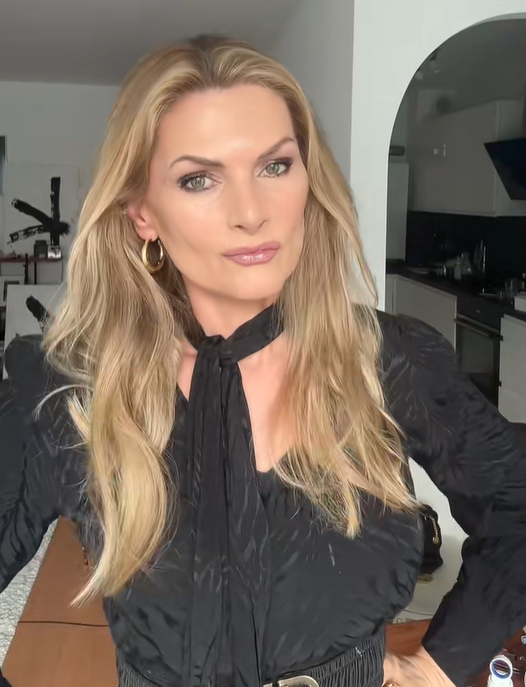 Martina Kaiser bringt sich mit einem Vogel ins Gespräch.