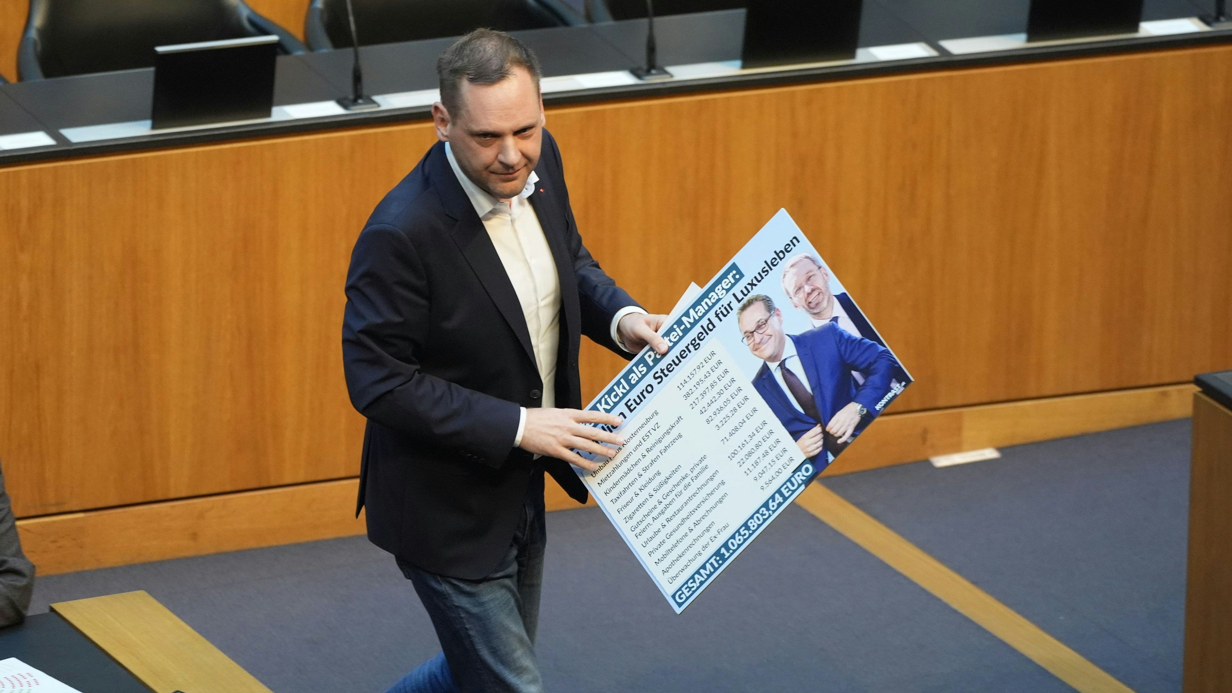 Haider-Manier: Der Kärntner Philip Kucher (SP) kam mit Taferl ans Rednerpult.