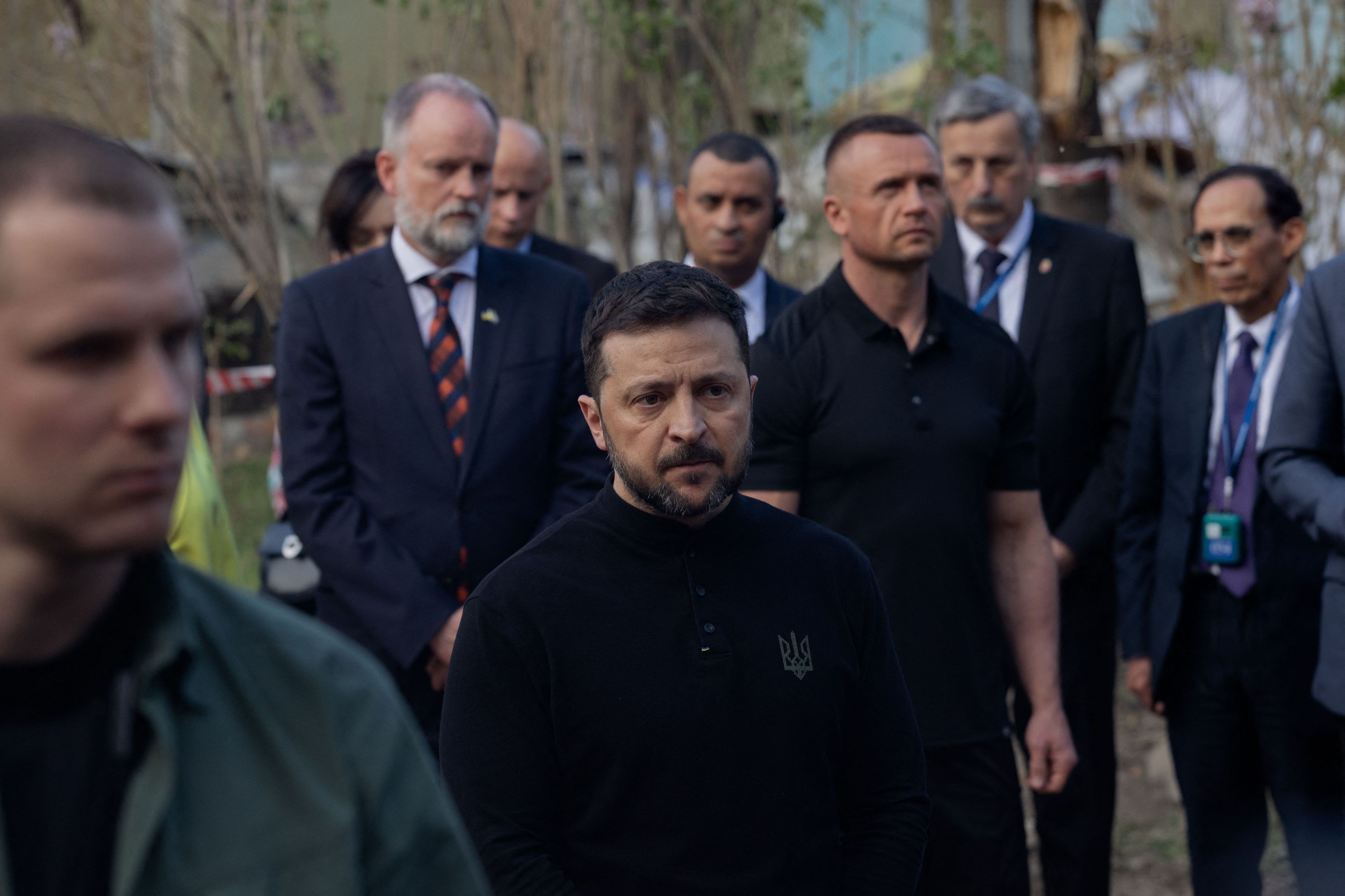 Ukraines Präsident Wolodimir Selenski besuchte am 25. April 2025 ein von Russland zerstörtes Wohngebiet in Kiew.