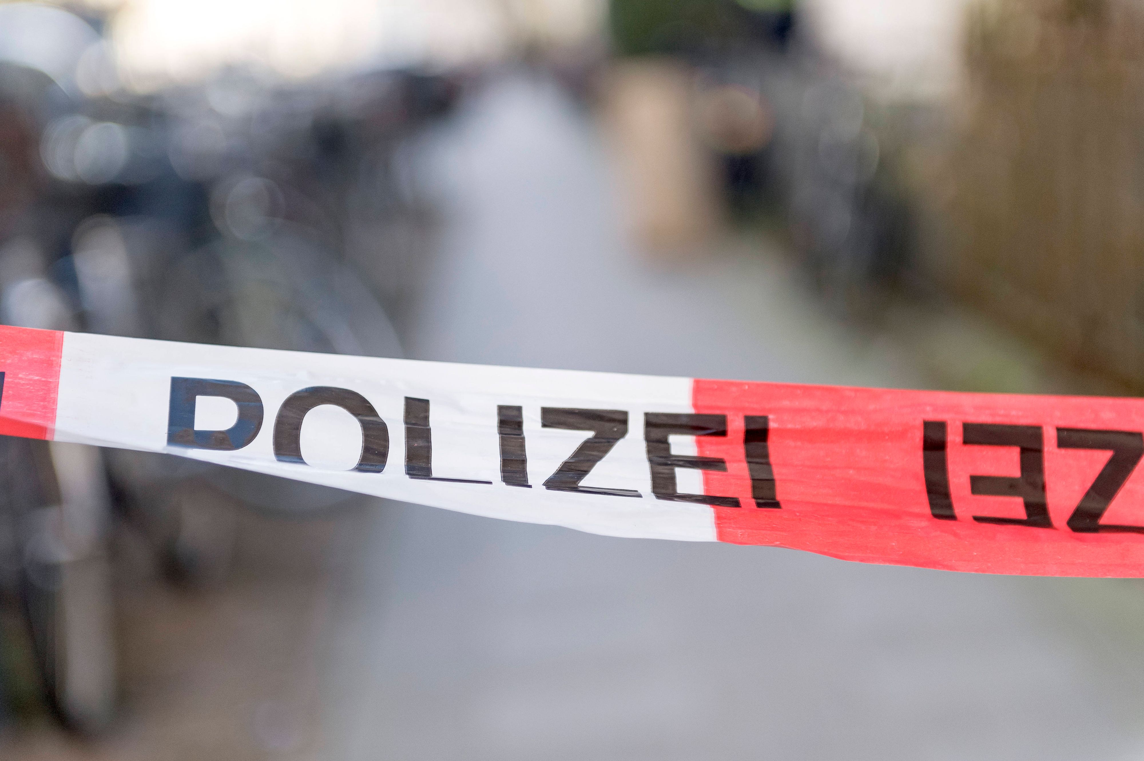 Dienstagmorgen wurde eine Frau leblos auf ihrem Hausboot in Hamburg entdeckt. Ersten Berichten handelt es sich bei dem Opfer um die Autorin Alexandra Fröhlich.