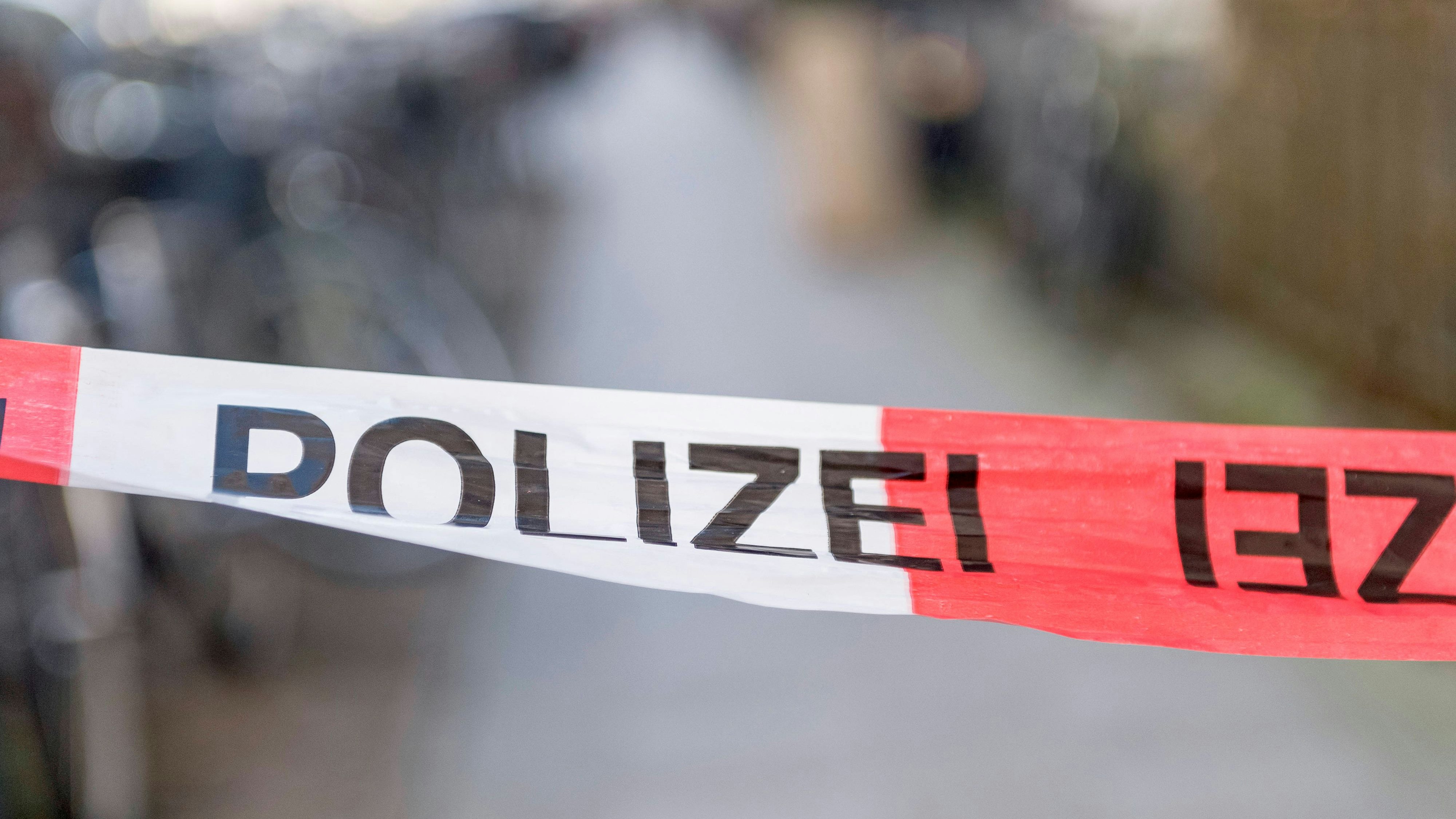 Polizeiabsperrung, ein Tatort 20250218ad214 Absperrband, Absperrung, Alarm, Aufmerksamkeit, Behörden, Bereich, Bewachung, Einsatz Ermittler, Ermittlung, Gefahr, Gesetz, Grenze, Kriminalfall, Kriminalität, Kripo, Lage, Maßnahme, Notfall, Ordnung, Polizeiband, Polizeieinsatz, Polizeiabsperrung, Polizeikontrolle, Polizeikräfte, Polizeipräsenz, Polizeisperre, Regelung, Sicherheit, Sicherheitsbereich, Sicherheitsmaßnahme, Schutz, Situation, Sperrzone, Spurensicherung, Tat, Tatort, Verdacht, Warnung abgesichert, alarmierend, auffällig, bedrohlich, begrenzt, behördlich, gefährlich, geheim, gesperrt, heikel, juristisch, kritisch, polizeilich, professionell, restriktiv, sicher, verdächtig, vorsichtig, vorschriftsmäßig absichern, alarmi Copyright: xAchimxDuwentästerx