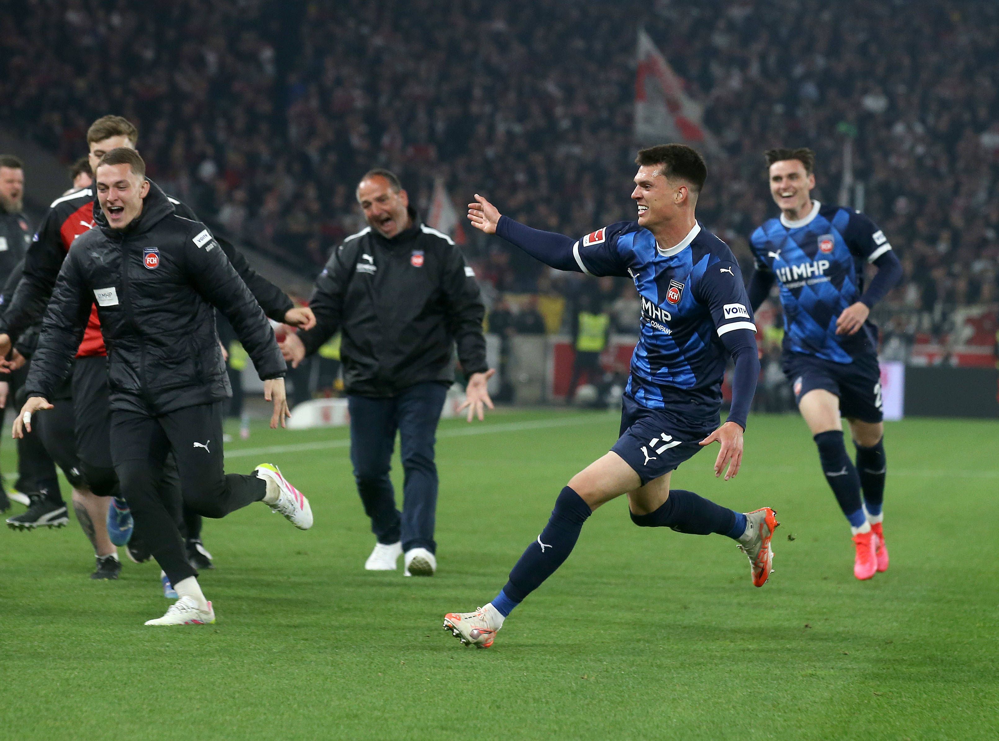 Matthias Honsak (r.) besorgte Heidenheim den Sieg.