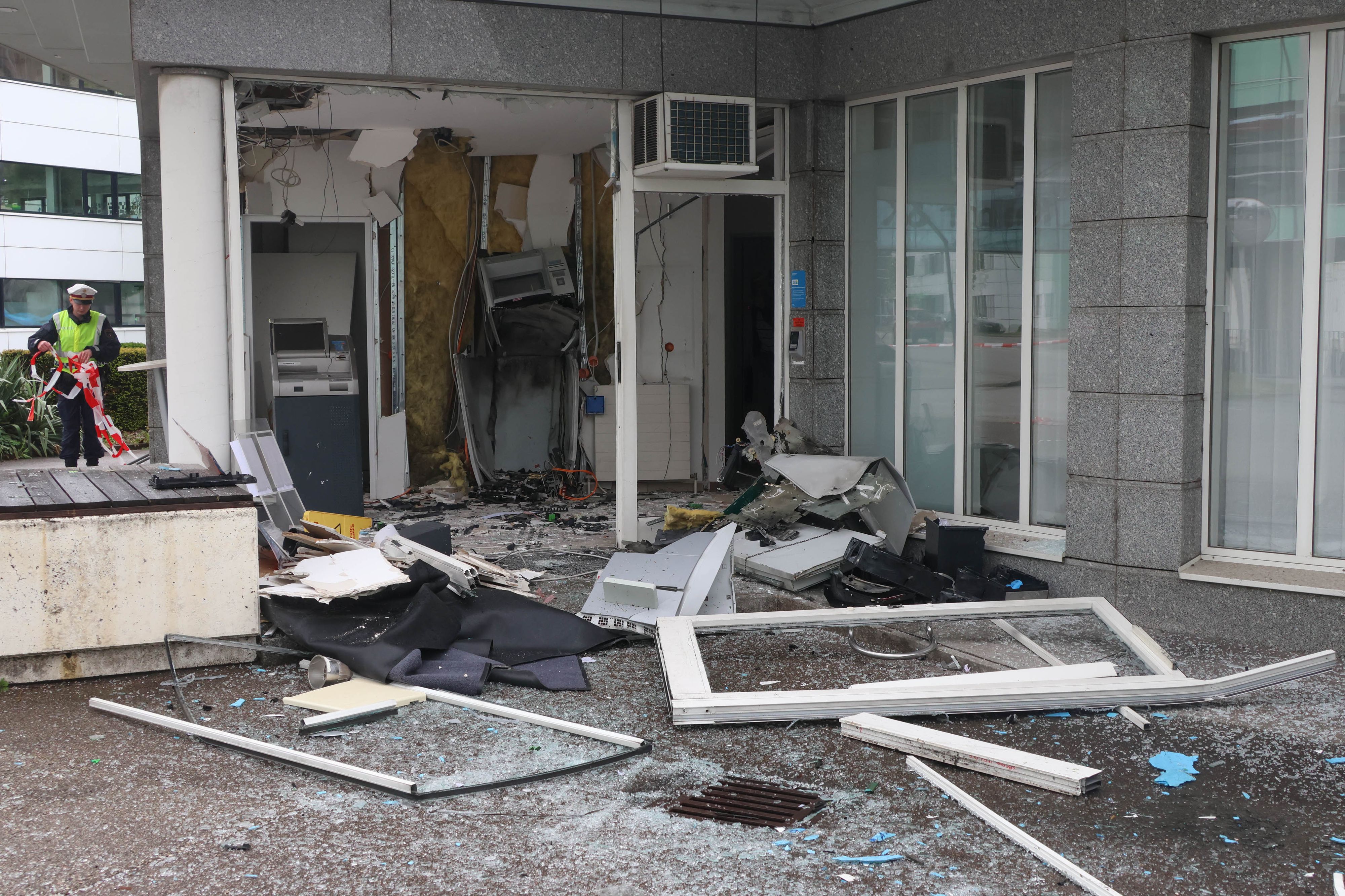Die Spurensicherung vor Ort in Wels läuft auf Hochtouren. Um 3.30 Uhr wurde ein Bankomat gesprengt.
