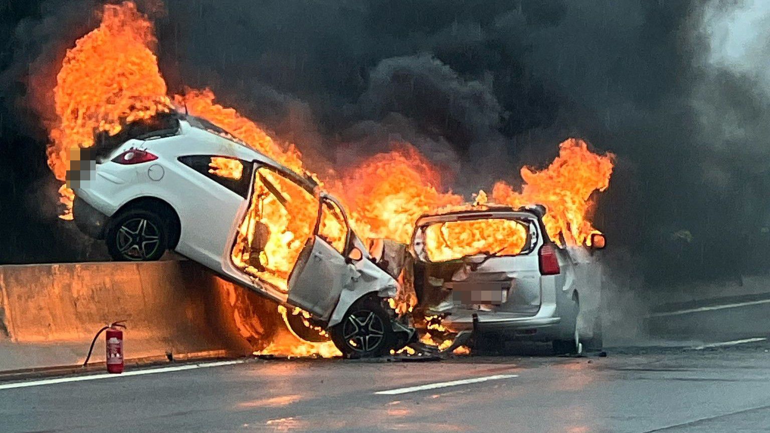 Die beiden Fahrzeuge verendeten in dem Flammen-Inferno.