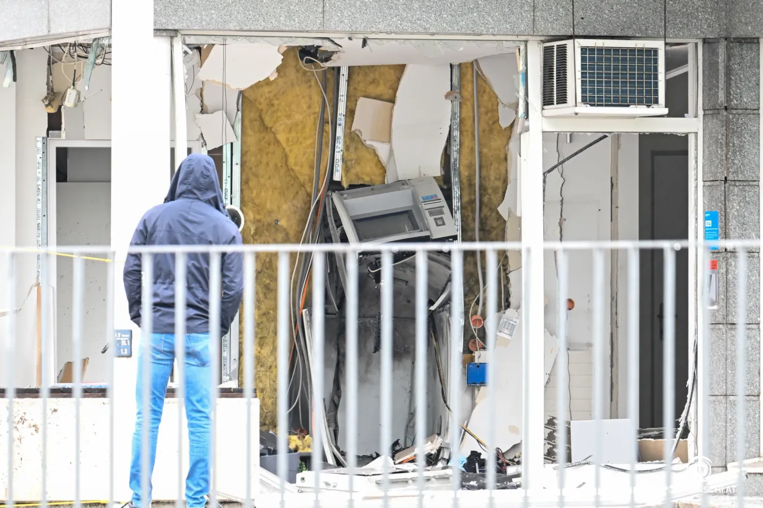  Ob und in welcher Höhe Bargeld erbeutet wurde, ist derzeit noch unklar.