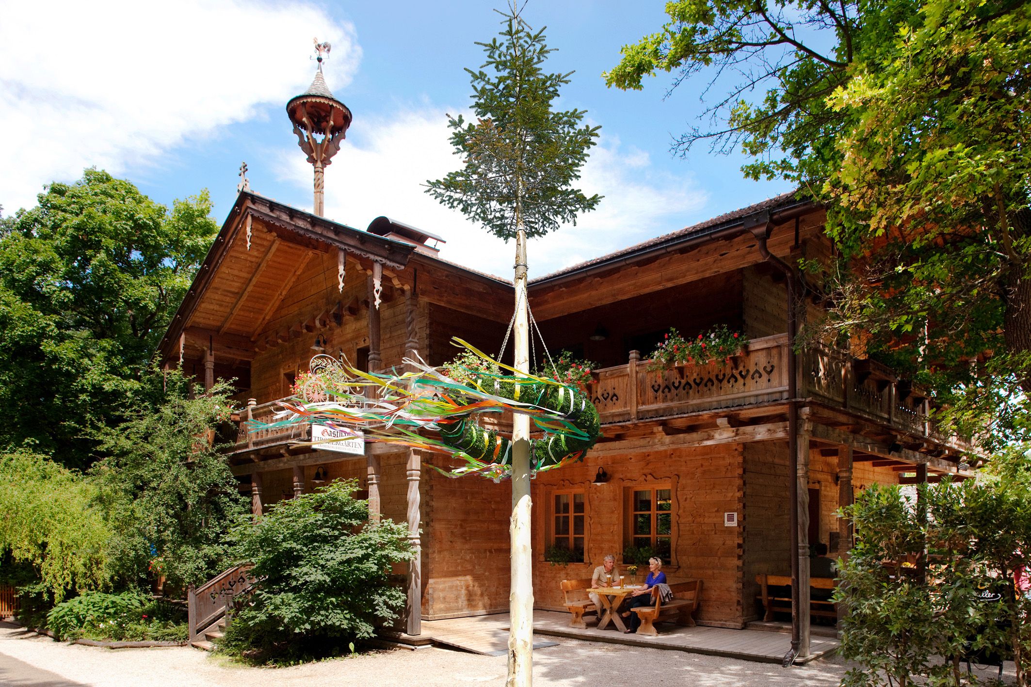 Vor dem urigen Gasthaus im Tirolergarten steht der Maibaum richtig gut.