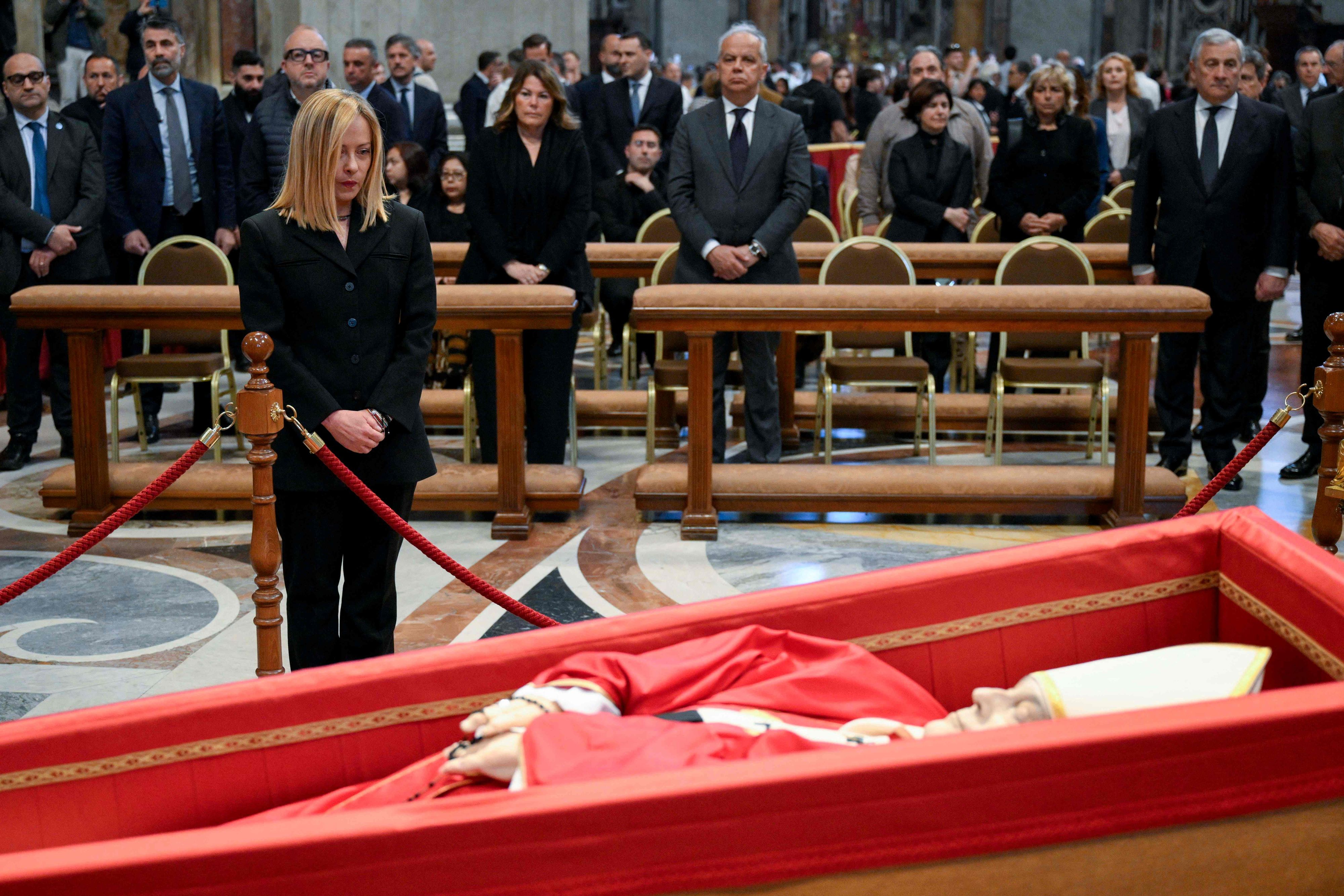 Ganz in Schwarz: Italiens Ministerpräsidentin Giorgia Meloni am Sarg von Papst Franziskus.