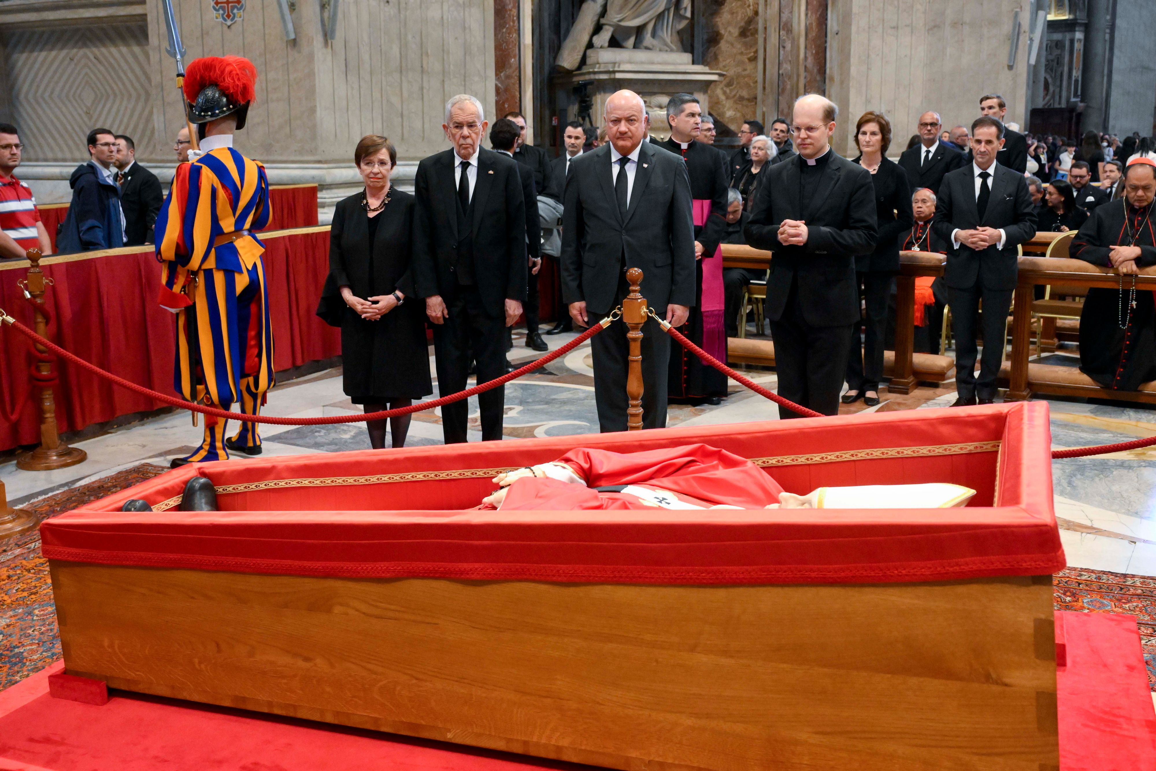 Heute.at - Heimische Polit-Granden erweisen Franziskus letzte Ehre