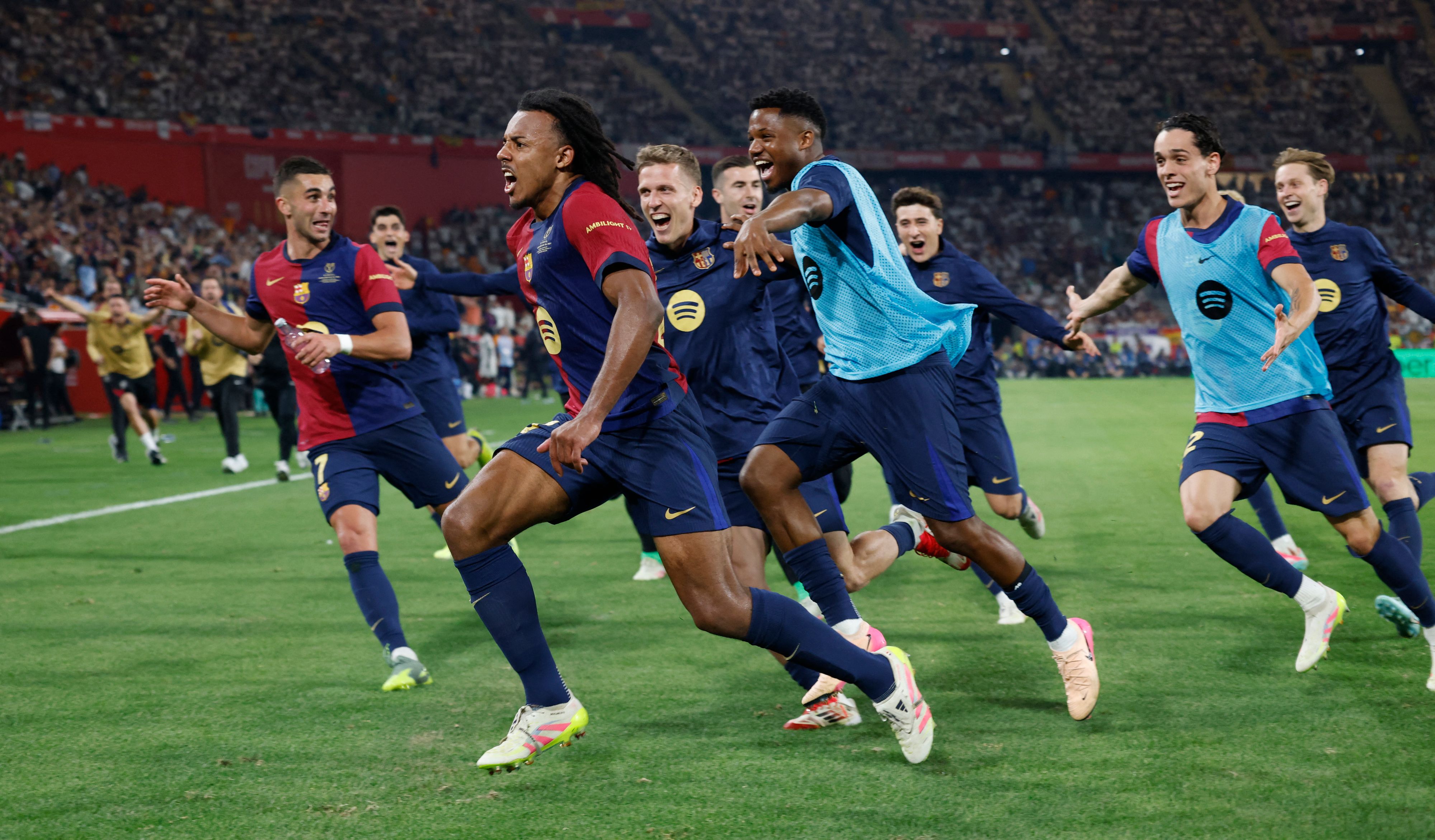 Jules Kounde erzielt den entscheidenden Siegtreffer für Barcelona. 