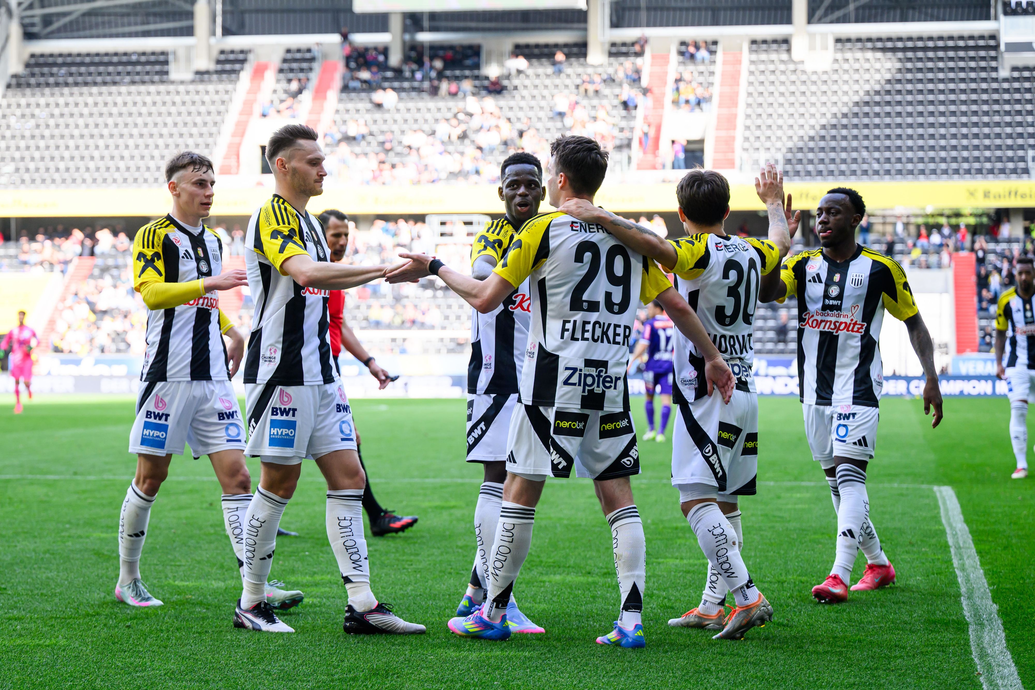 Die LASK-Profis beim Jubeln nach dem 2:0 von Florian Flecker. 
